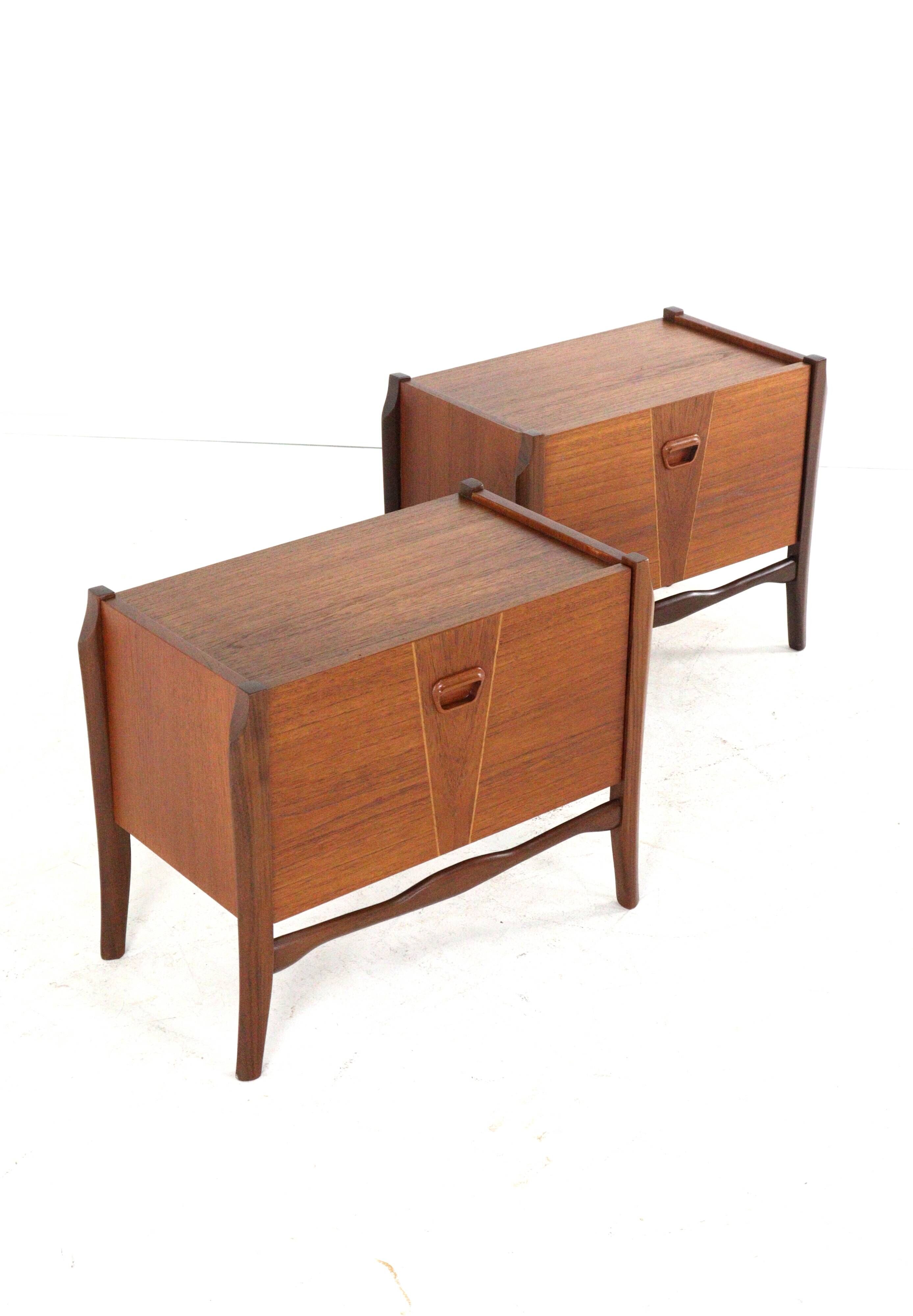 Set of 2 Nightstands 'Putte' - dutch design mid century in teak