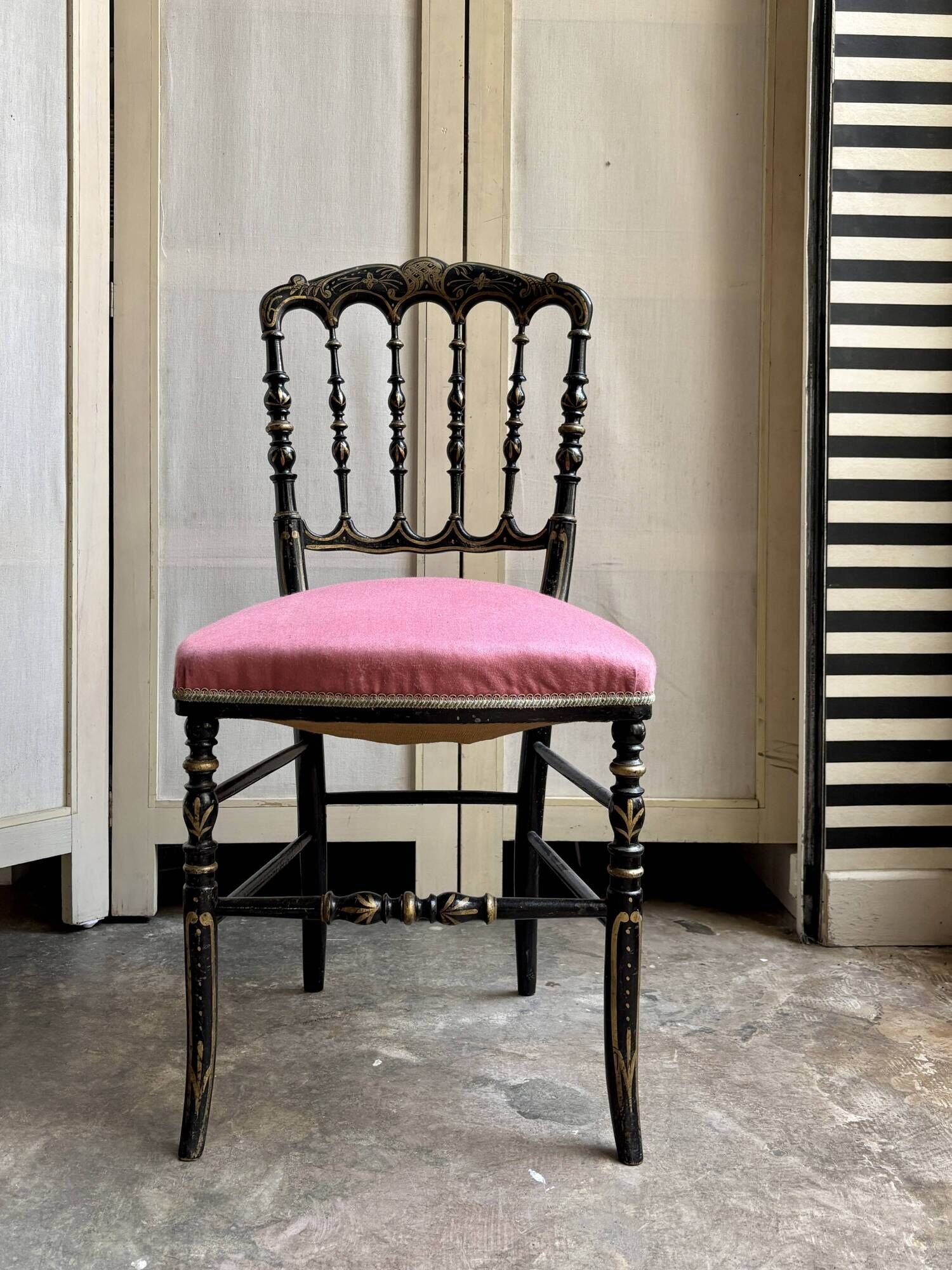 Napoleon III chair in black and gold wood and pink cotton