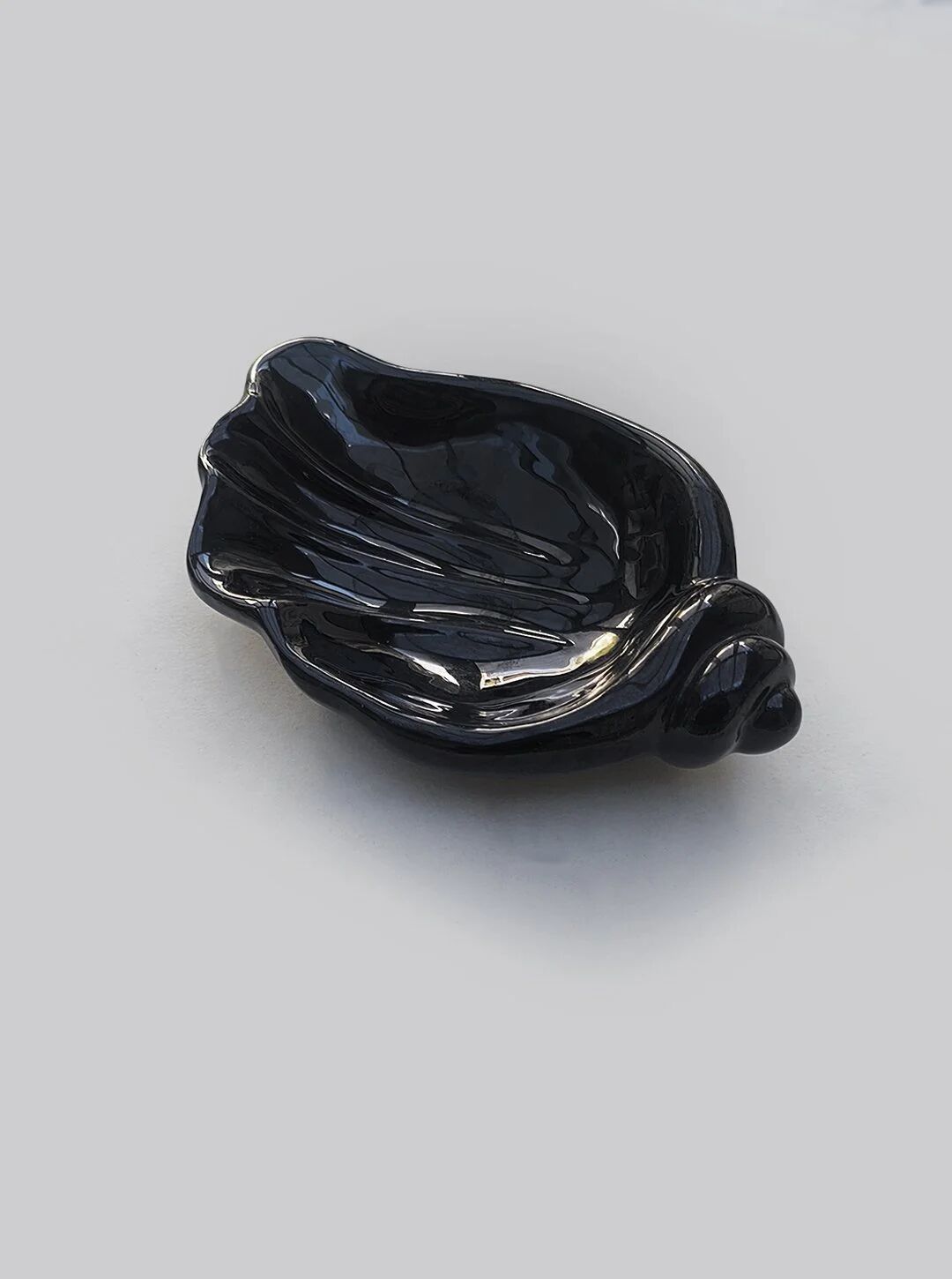 Vide-poche coquillage en céramique noire