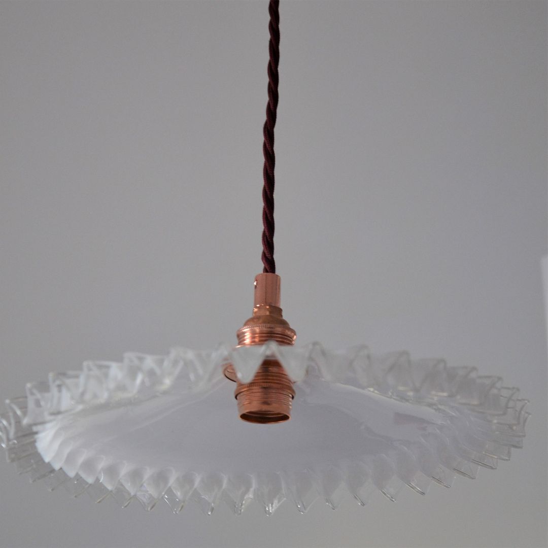 Suspension opaline festonnée blanche, douille E14 en cuivre et rosace coupole