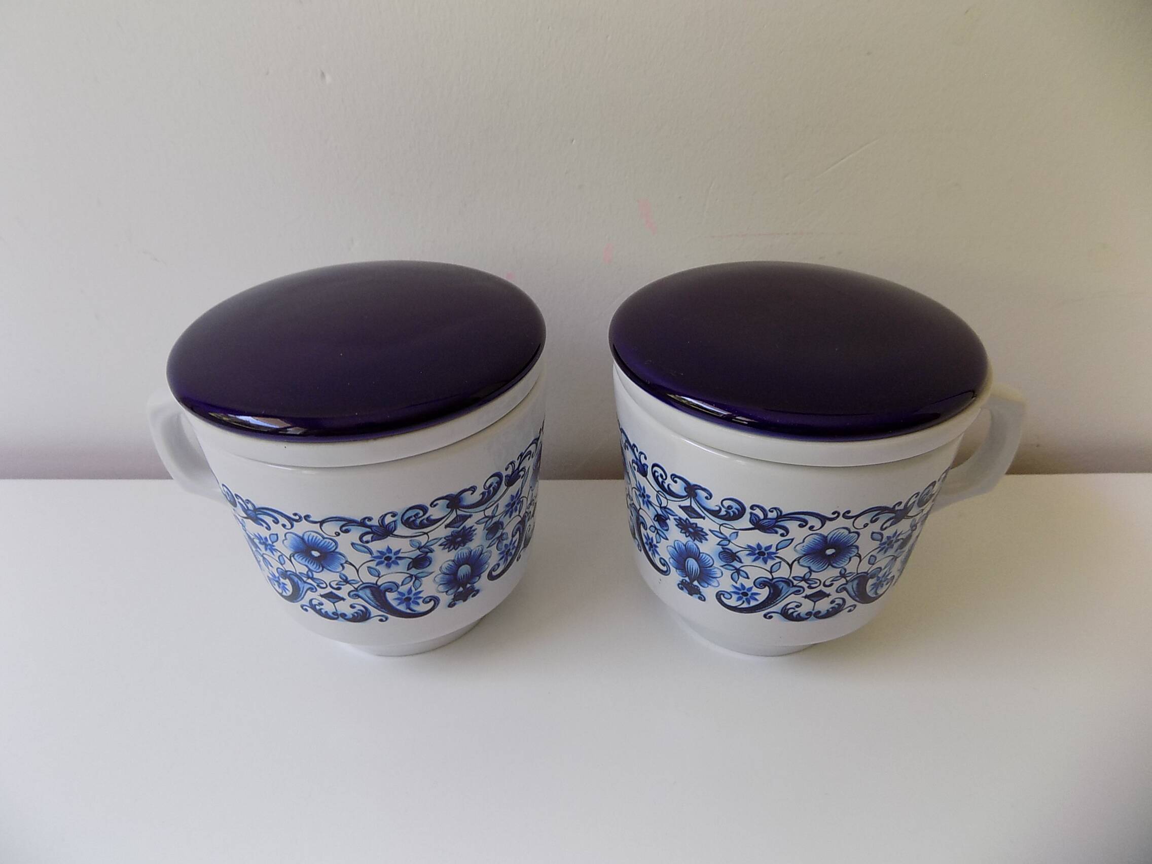 2 tasses à thé avec infuseur (tisanière)