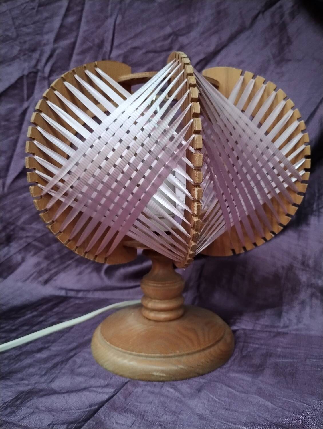 Scandinavian table lamp in vintage wire and wood from the 70s