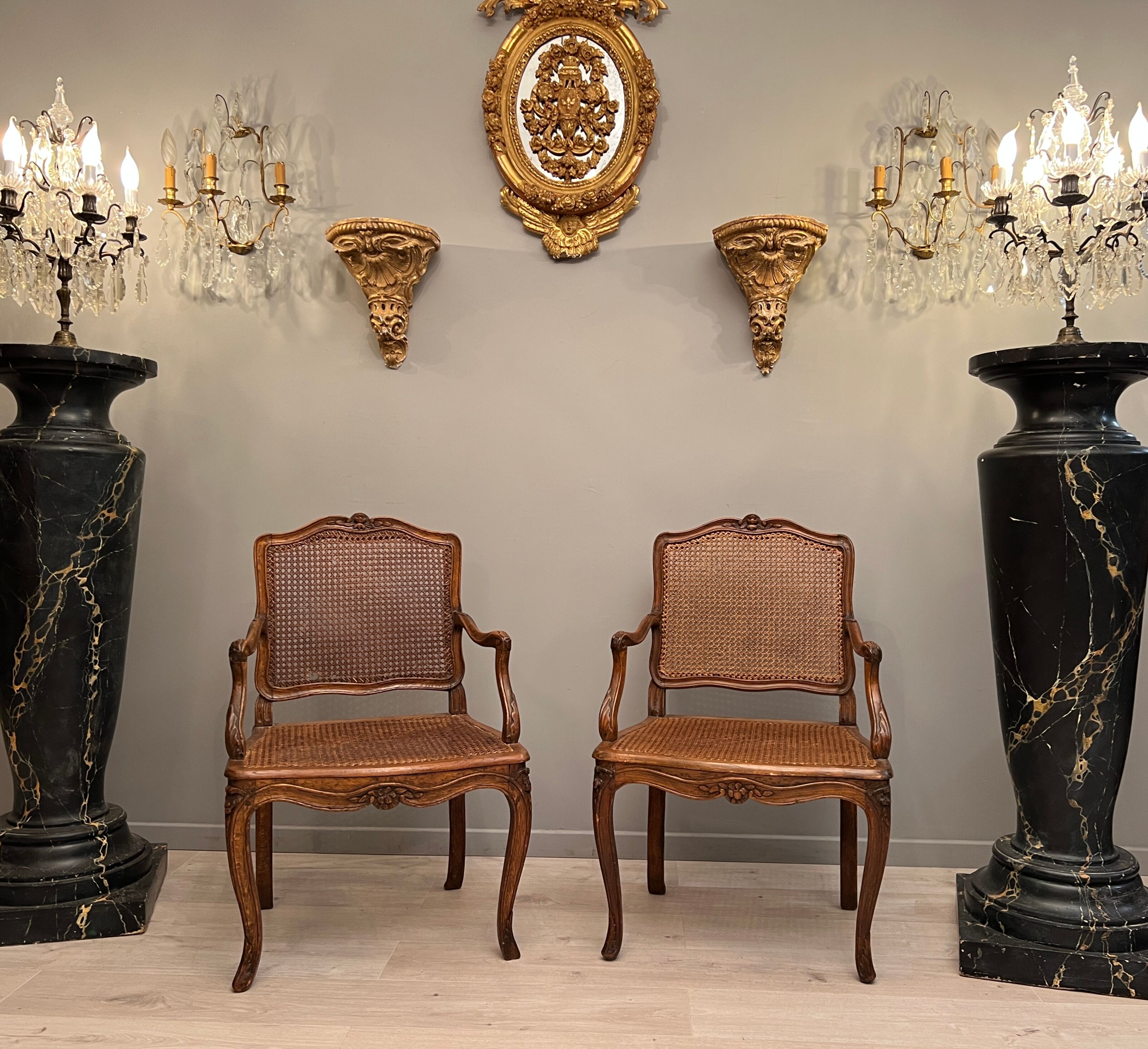 Paire de fauteuils cannés moulures et sculptes d'epoque régence
