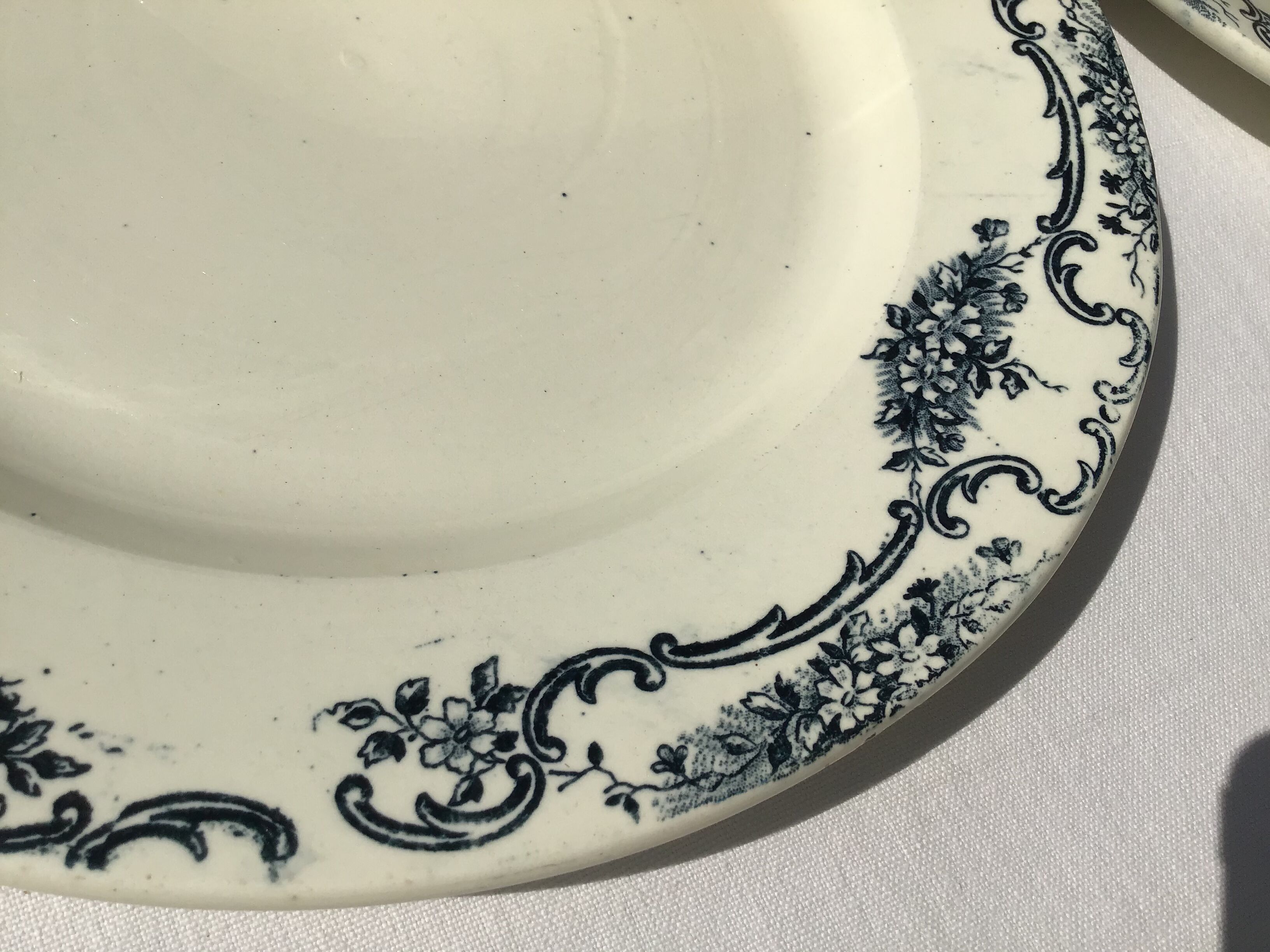 9 flat plates Terre de Fer Salins marine décor Yvonne