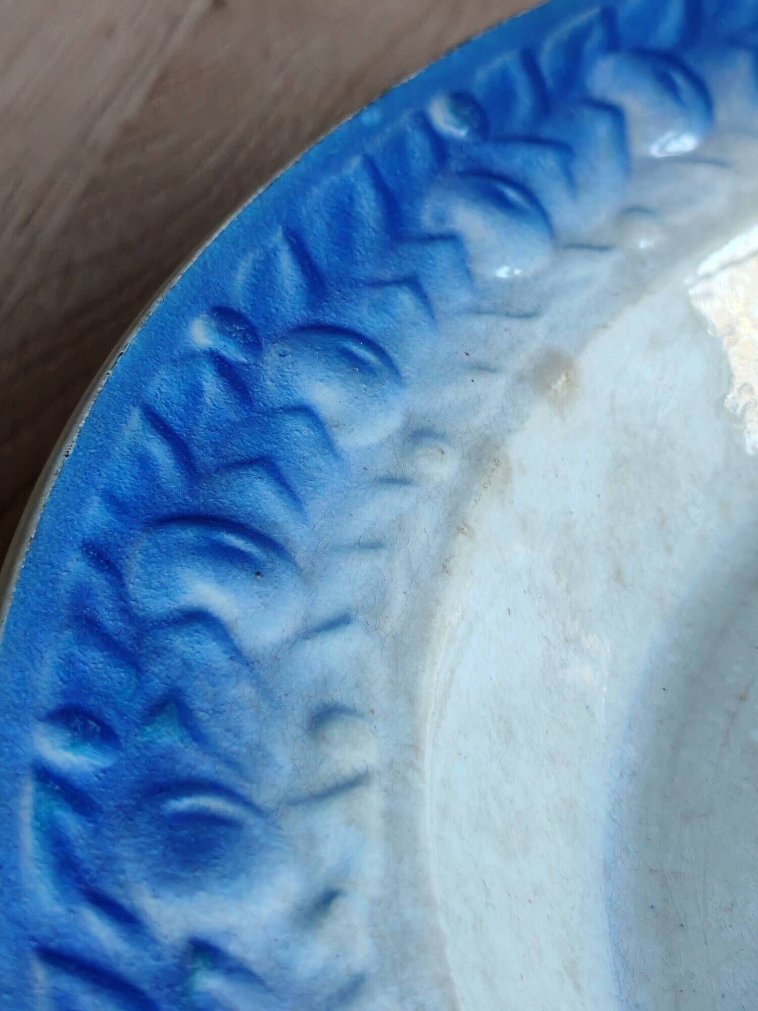 Hollow plate Moulin des Loups Hamage France, blue and white swan decoration.