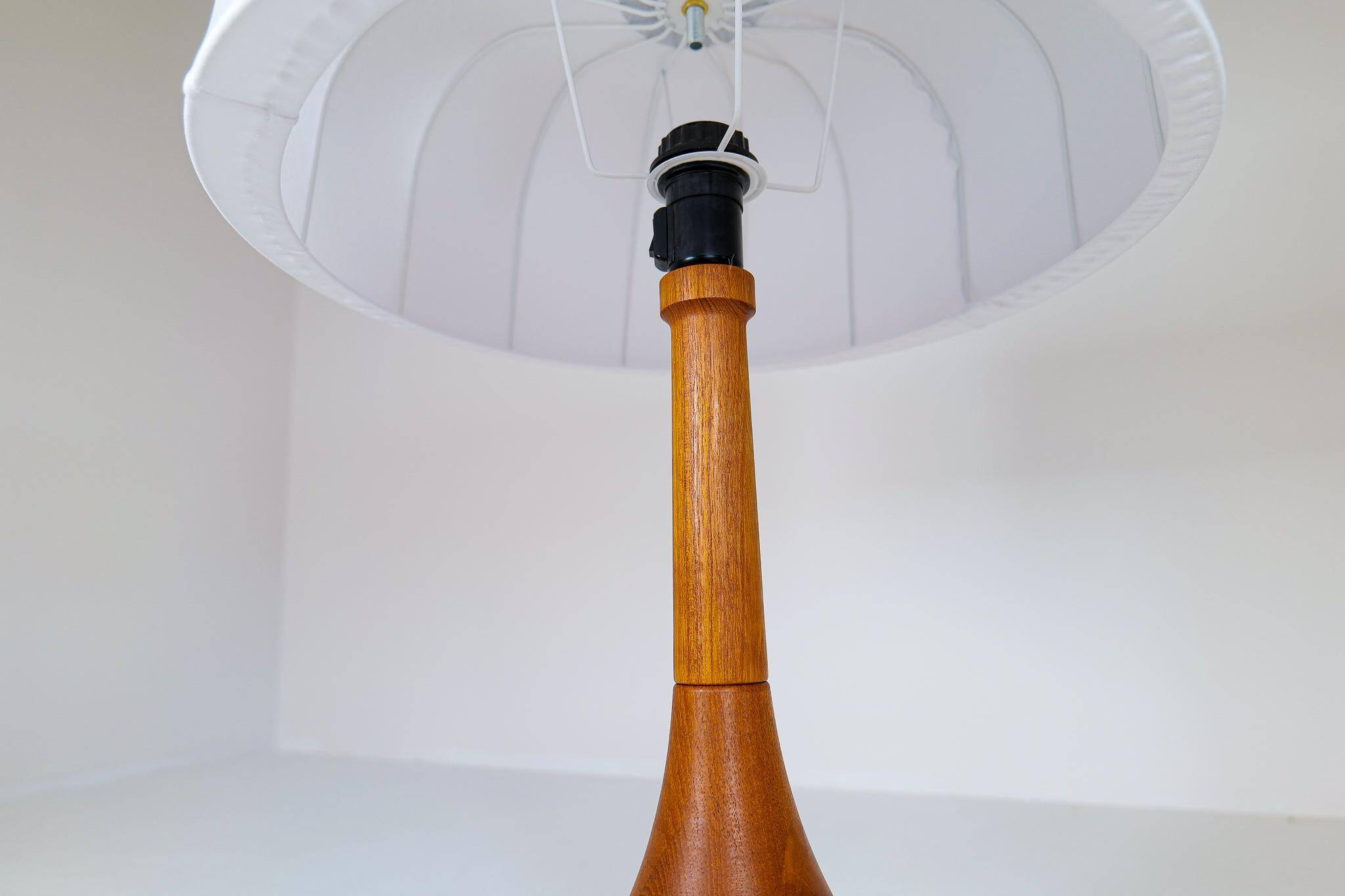 Mid-century table lamp in solid teak by Lisbeth Brams, Denmark, 1960s.