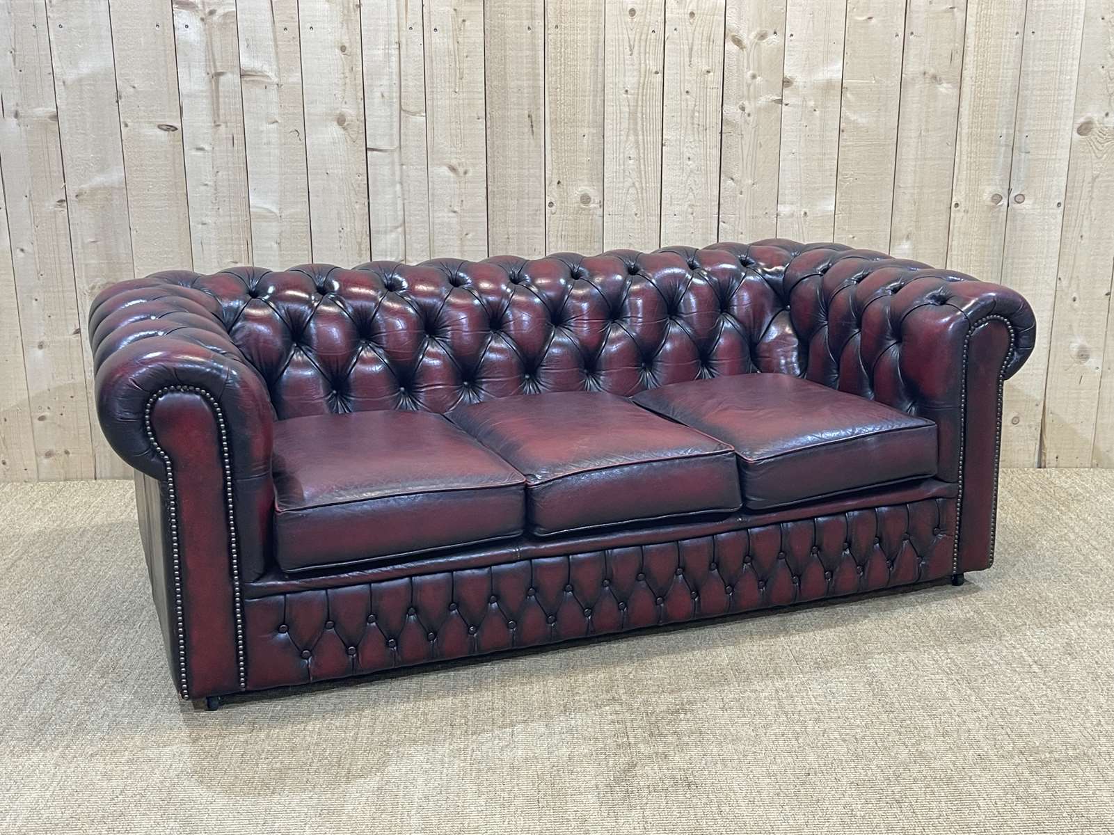 Chesterfield sofa in red leather 3 places from the 70s