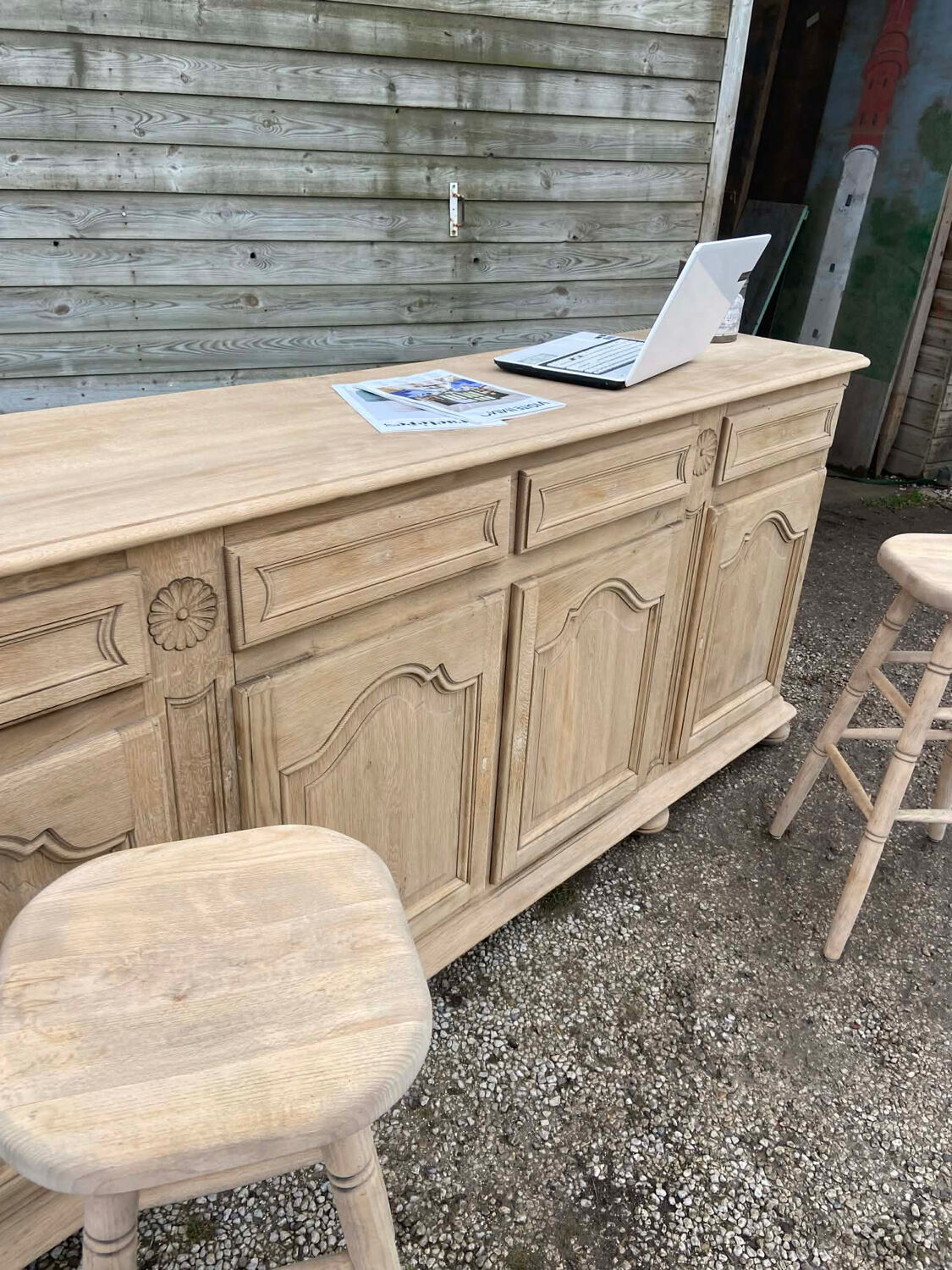 Bar / counter in raw wood