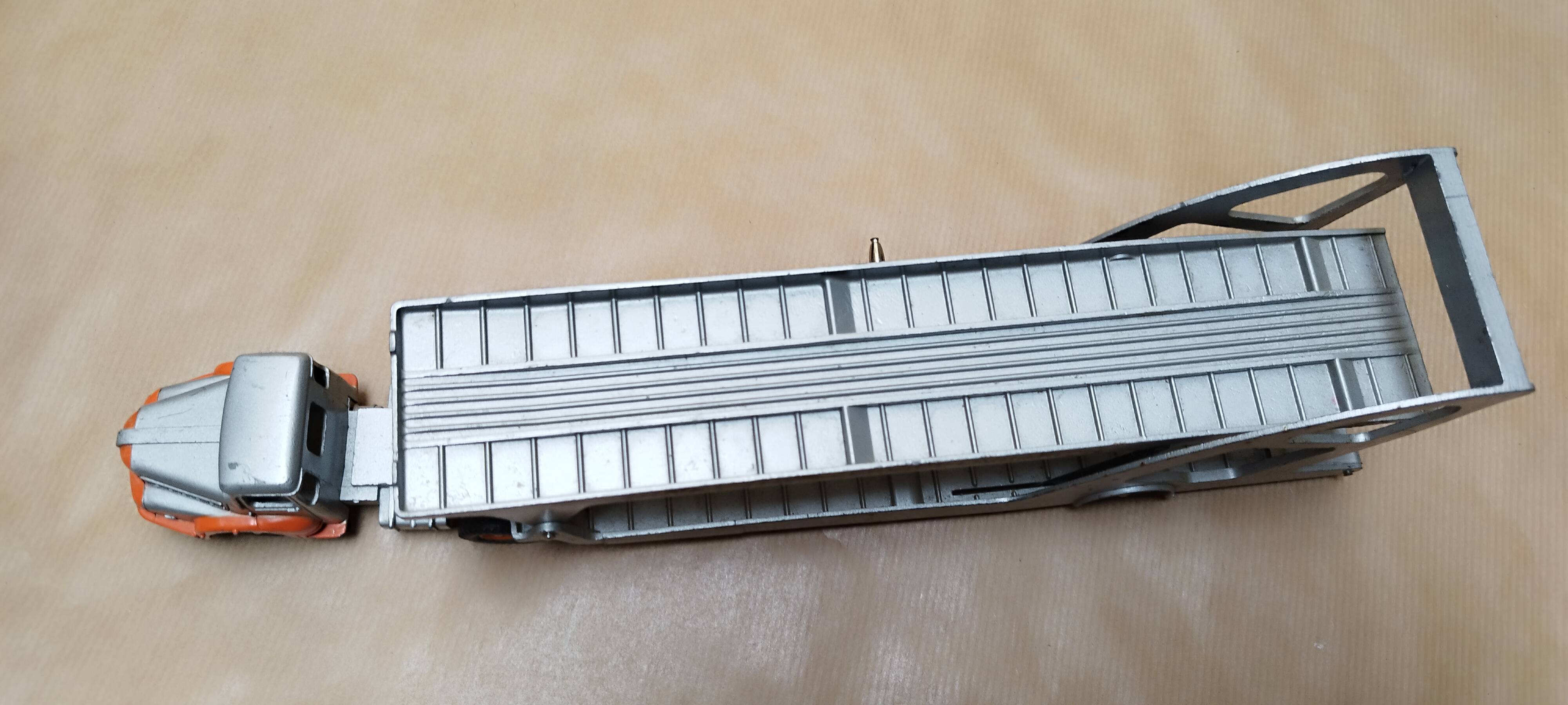 Camion Dinky toys porte voitures