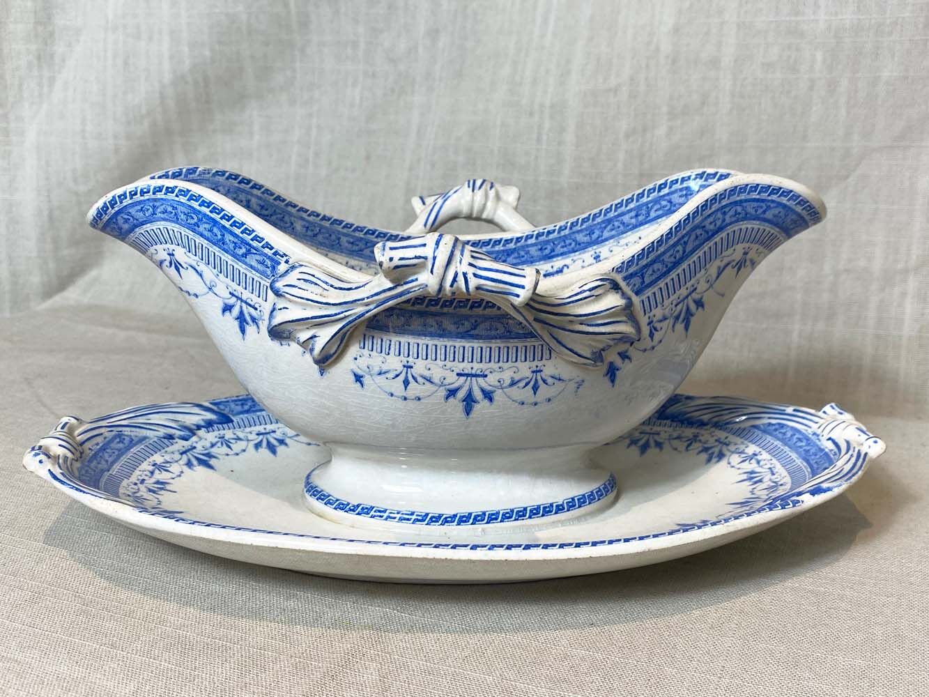 Ensemble B&Cie, Creil and Montereau, saucier with standing cup