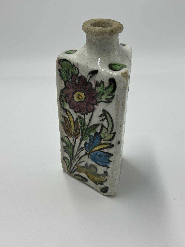 Iznik bottle, siliceous ceramic, floral decoration, Persia, 19th century