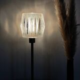 Lampe à poser avec un globe ancien style art déco et un pied doré