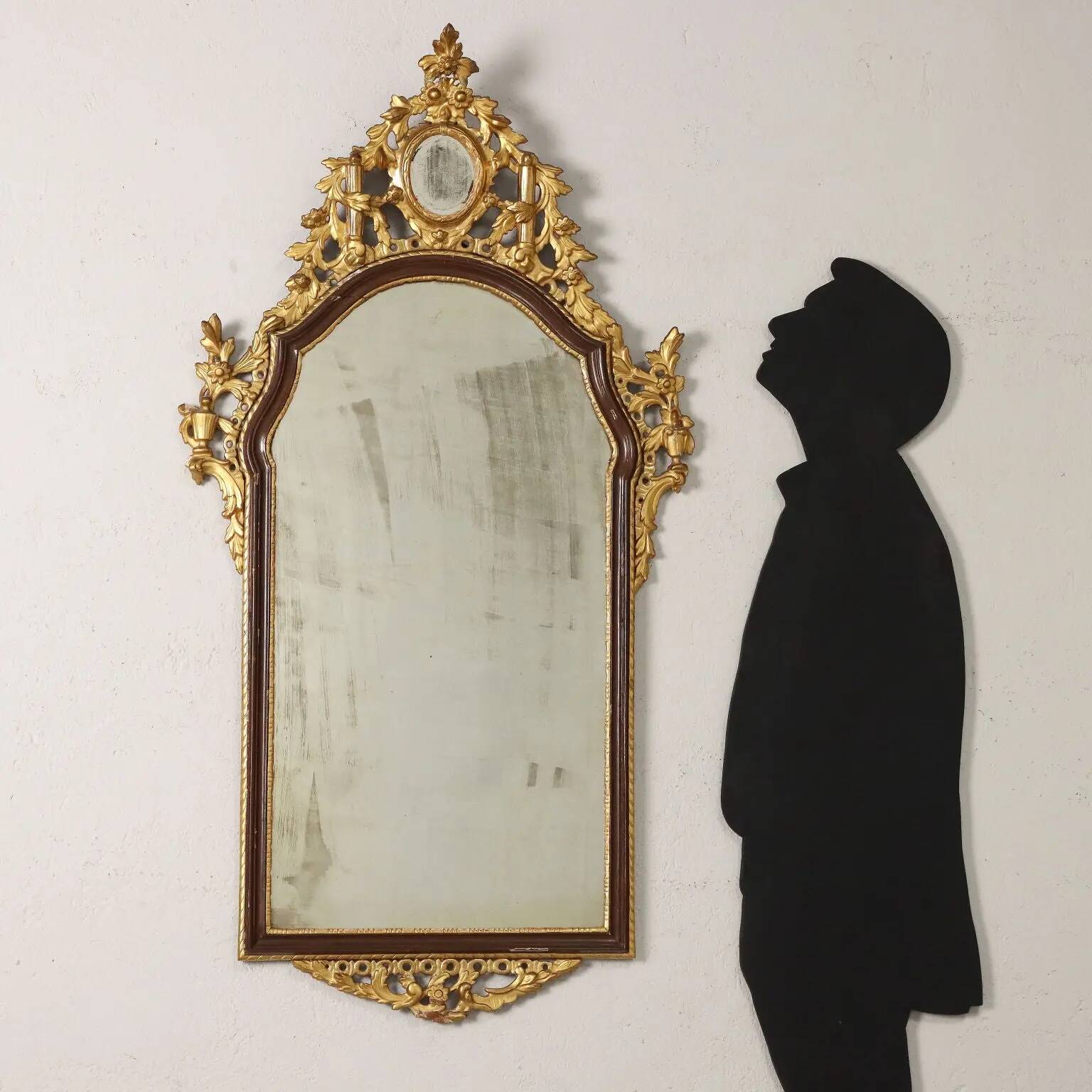 Neoclassical antique mirror in gilded wood, Italy, 18th century.
