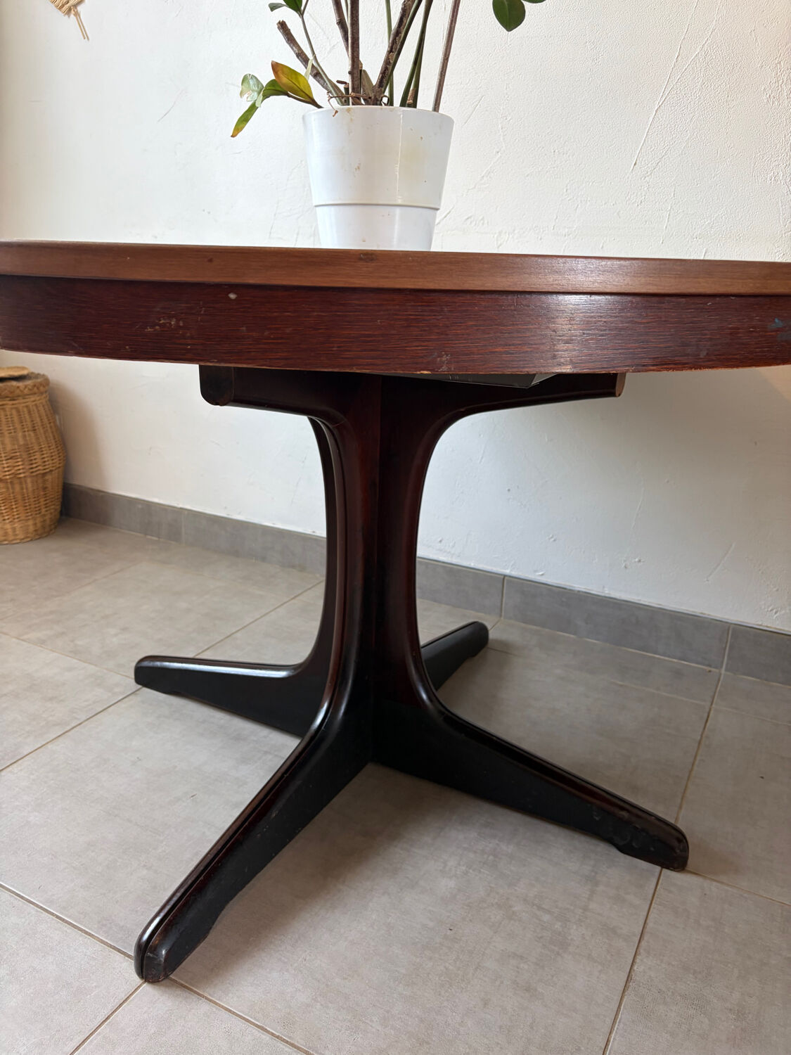 Vintage extendable Baumann round table