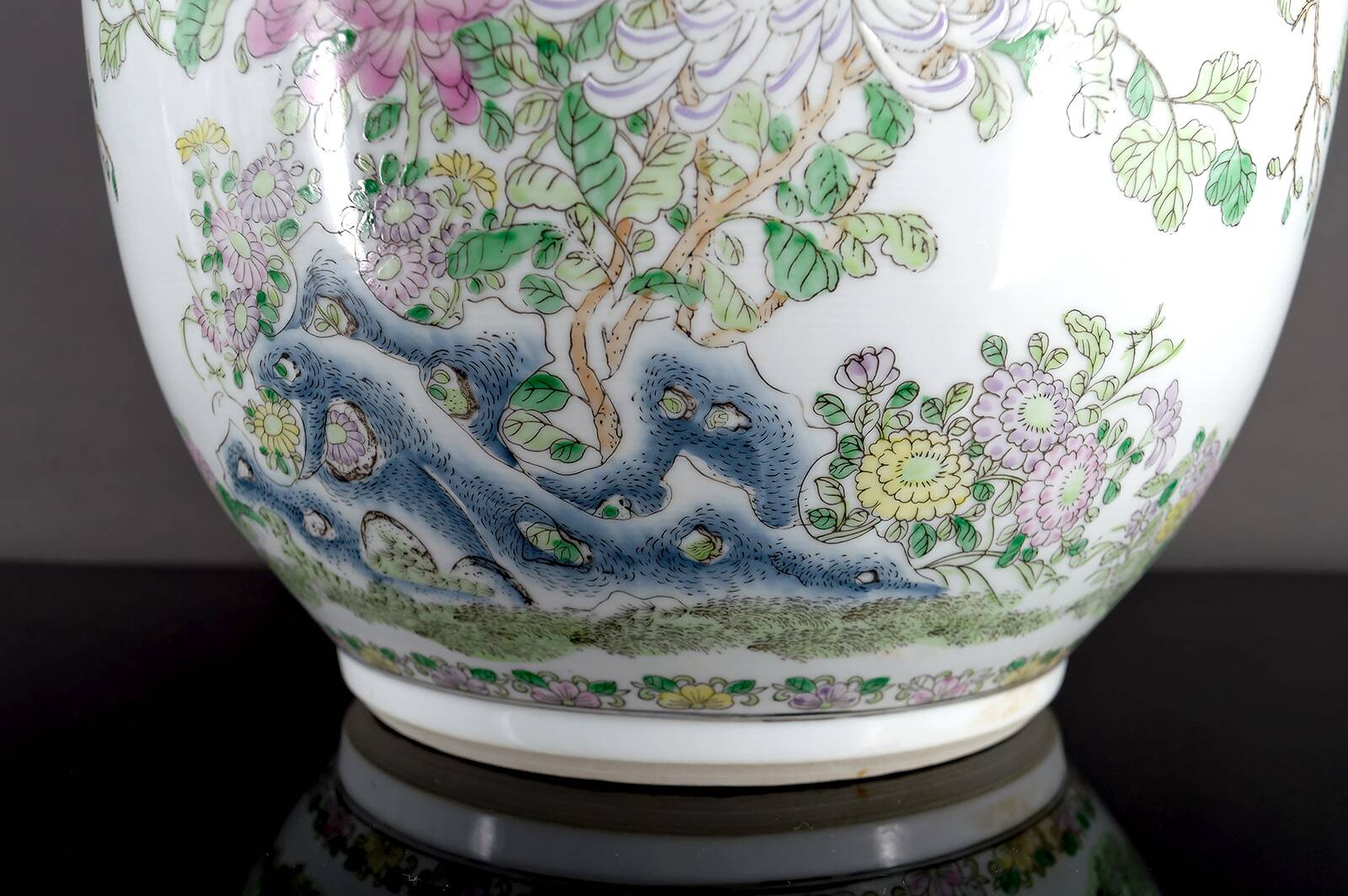 Important Chinese cache-pot with naturalistic floral and animal decoration – 20th century