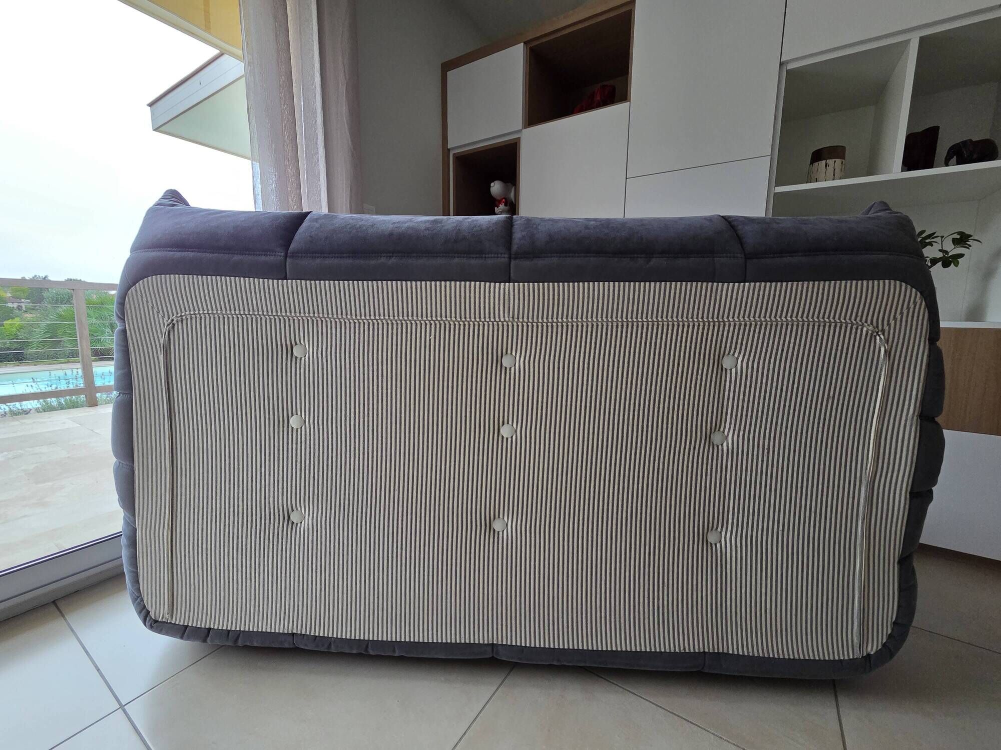 Togo canapé 3 places ligne roset avec un pouf