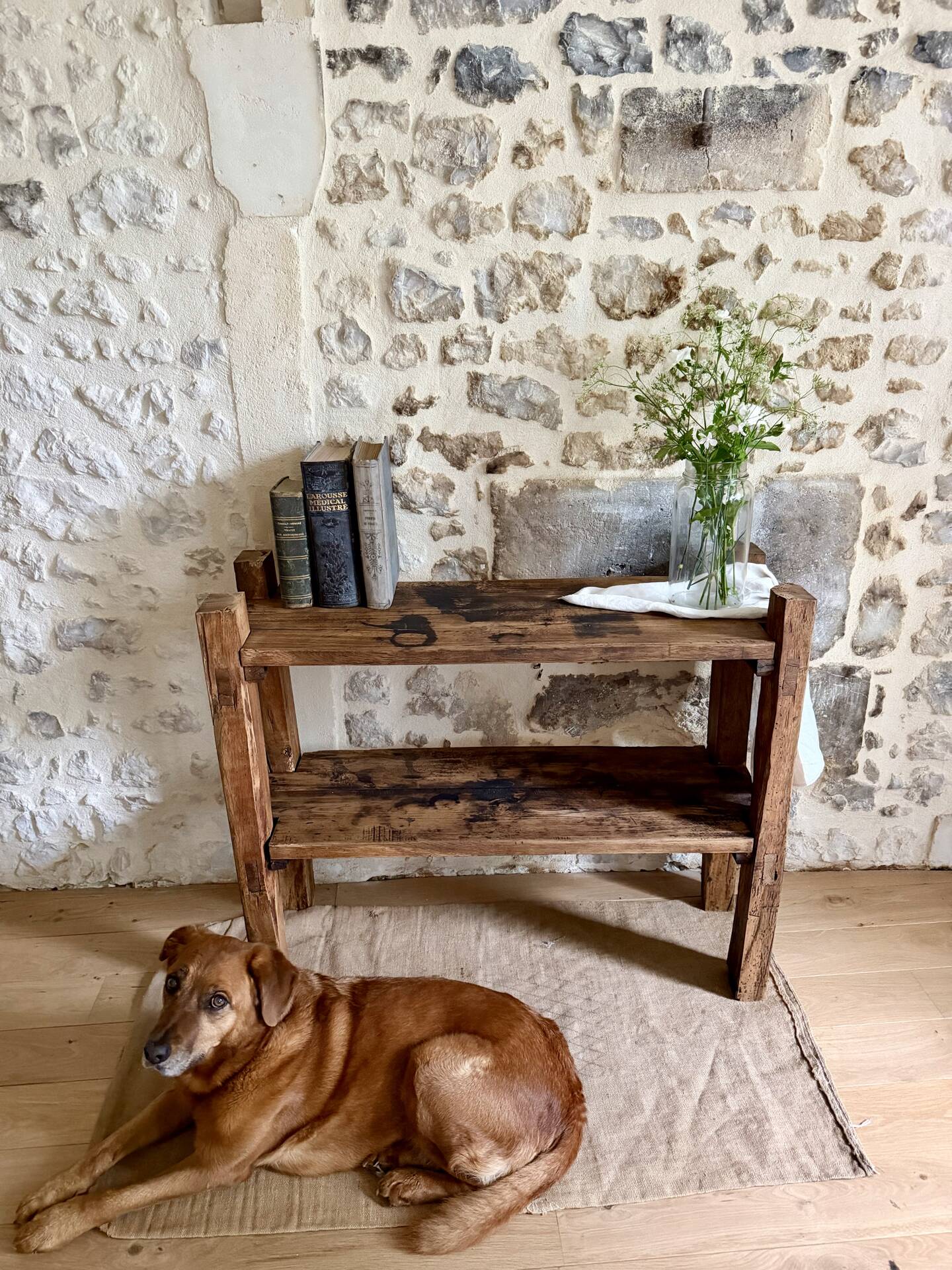 Étagère sur pieds en bois brut, art populaire