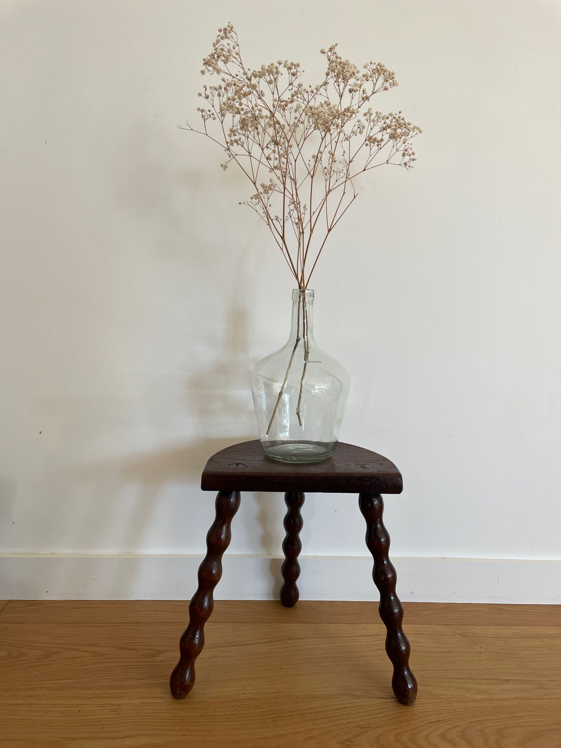 Ball foot tripod stool