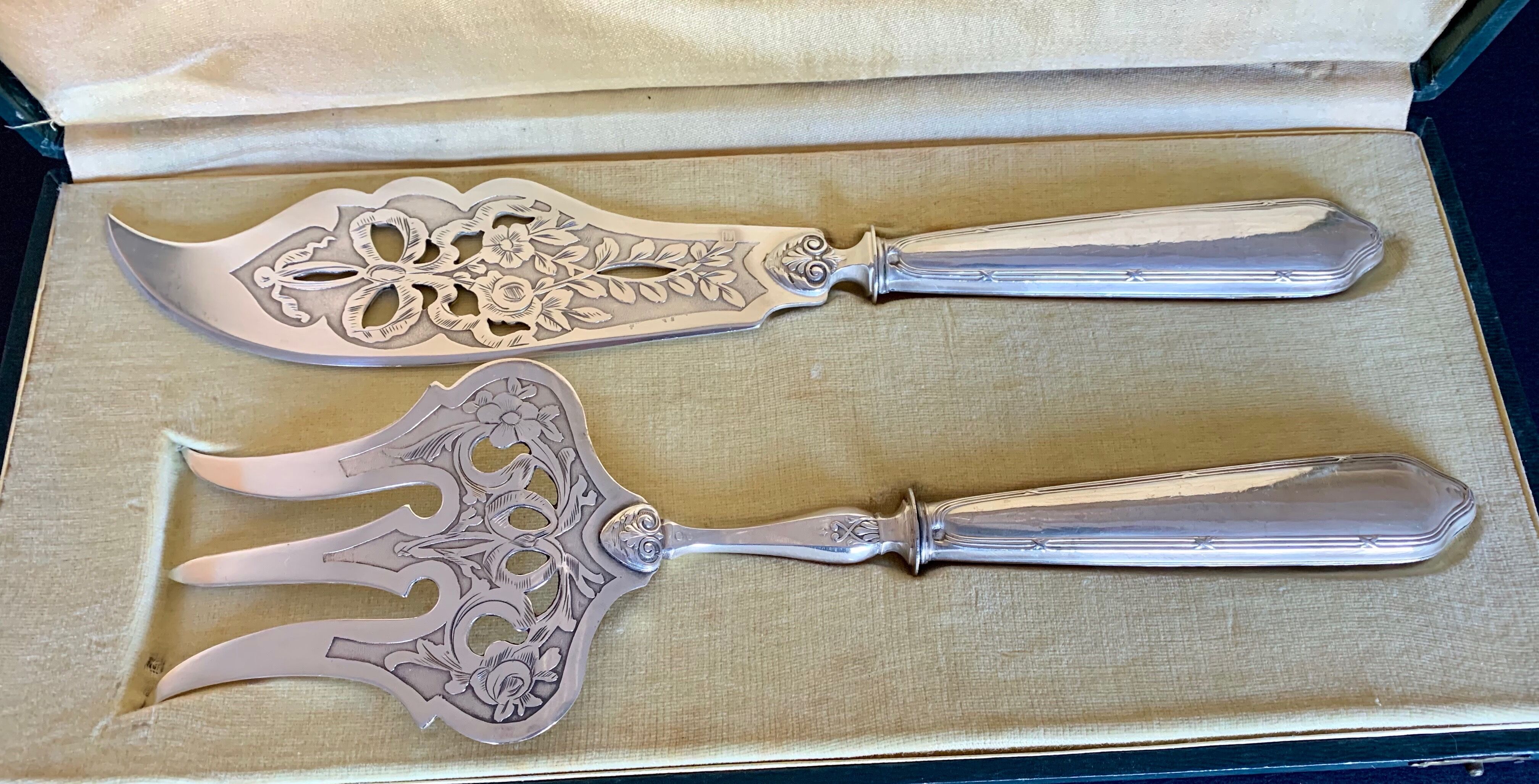 Covered solid silver fish service