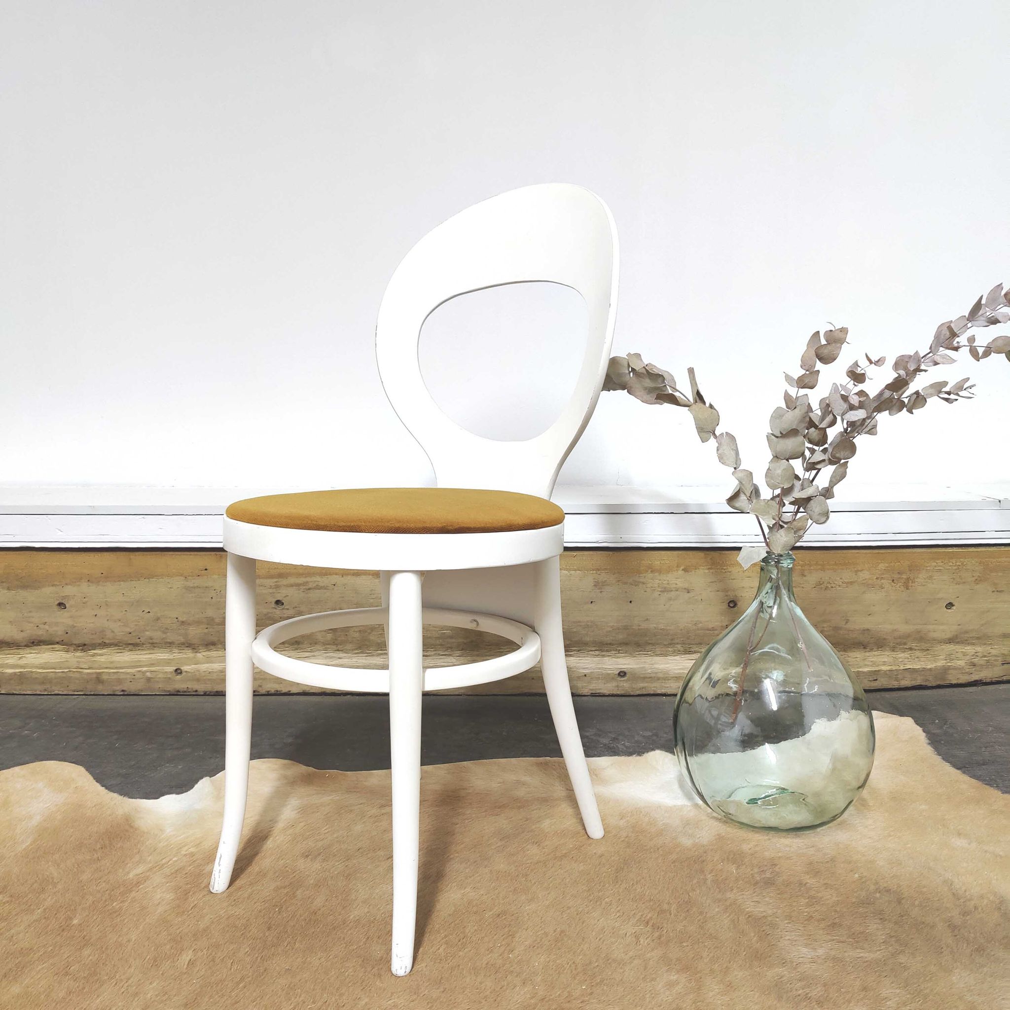 Chaise baumann bistrot mouette en bois blanc et velours jaune