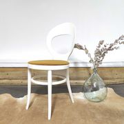 Chaise baumann bistrot mouette en bois blanc et velours jaune