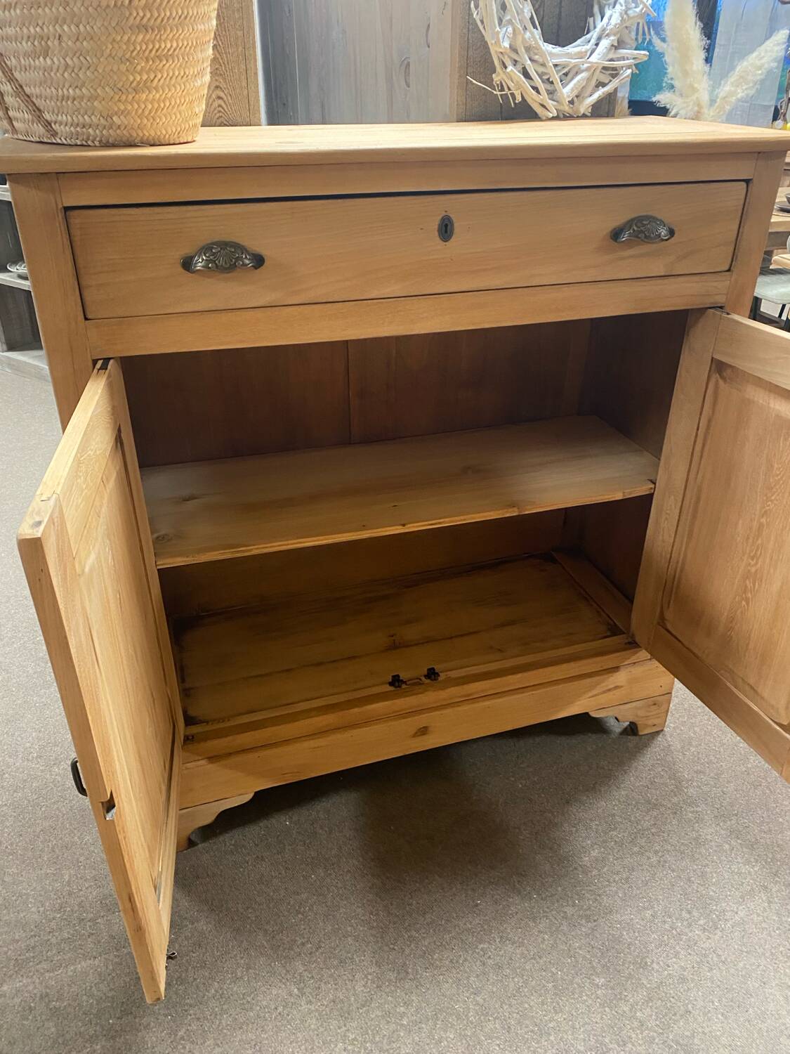 Buffet, meuble parisien