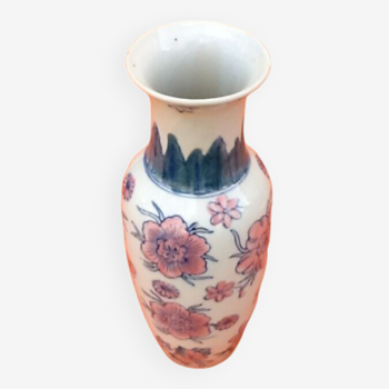 Vase balustre Porcelaine polychrome Asiatique à décor floral de fleurs de Lotus