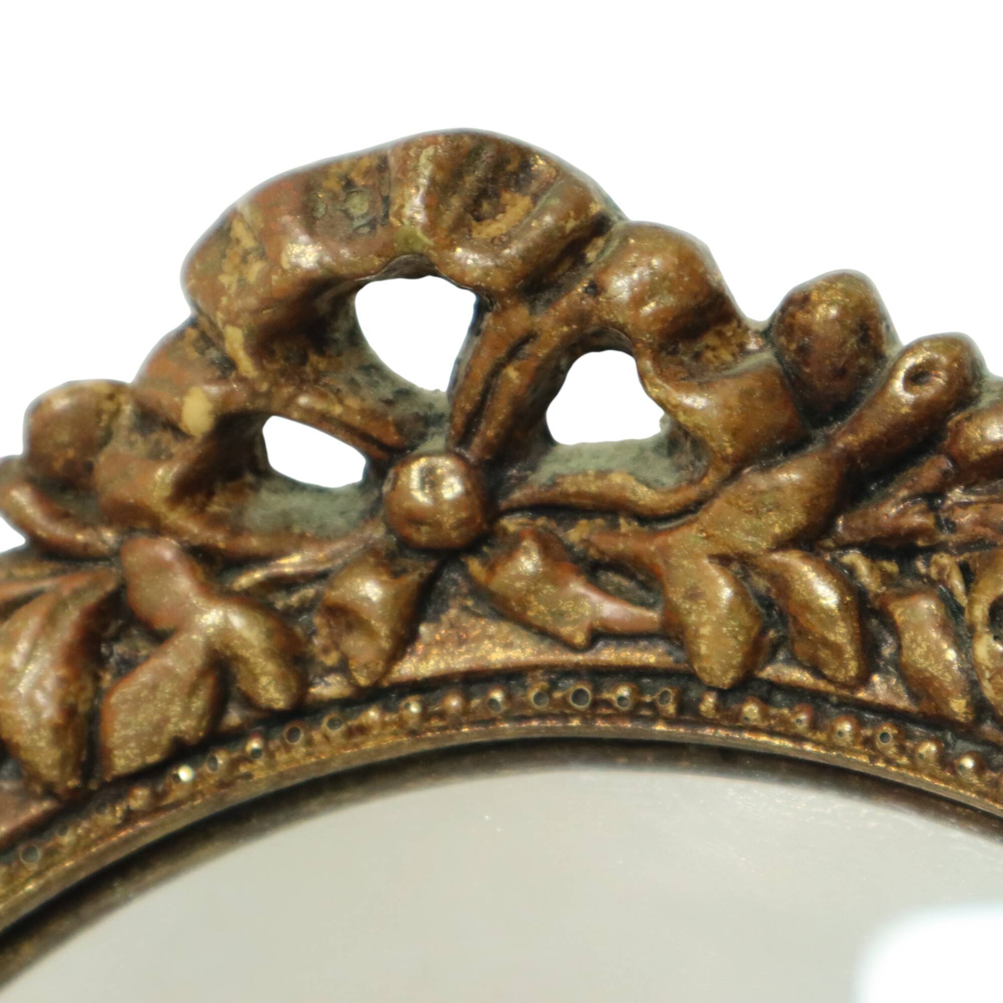 Miroir ovale vintage en résine dorée à la feuille d'or, style années 60. Classique.