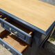 Bureau peint en bleu