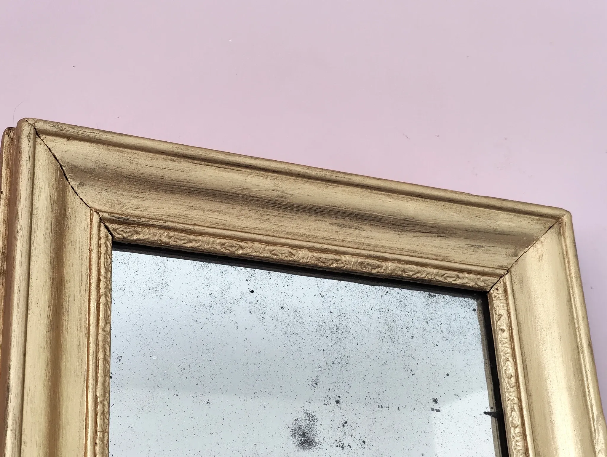 Small Art Deco mirror with a gilded wooden frame.