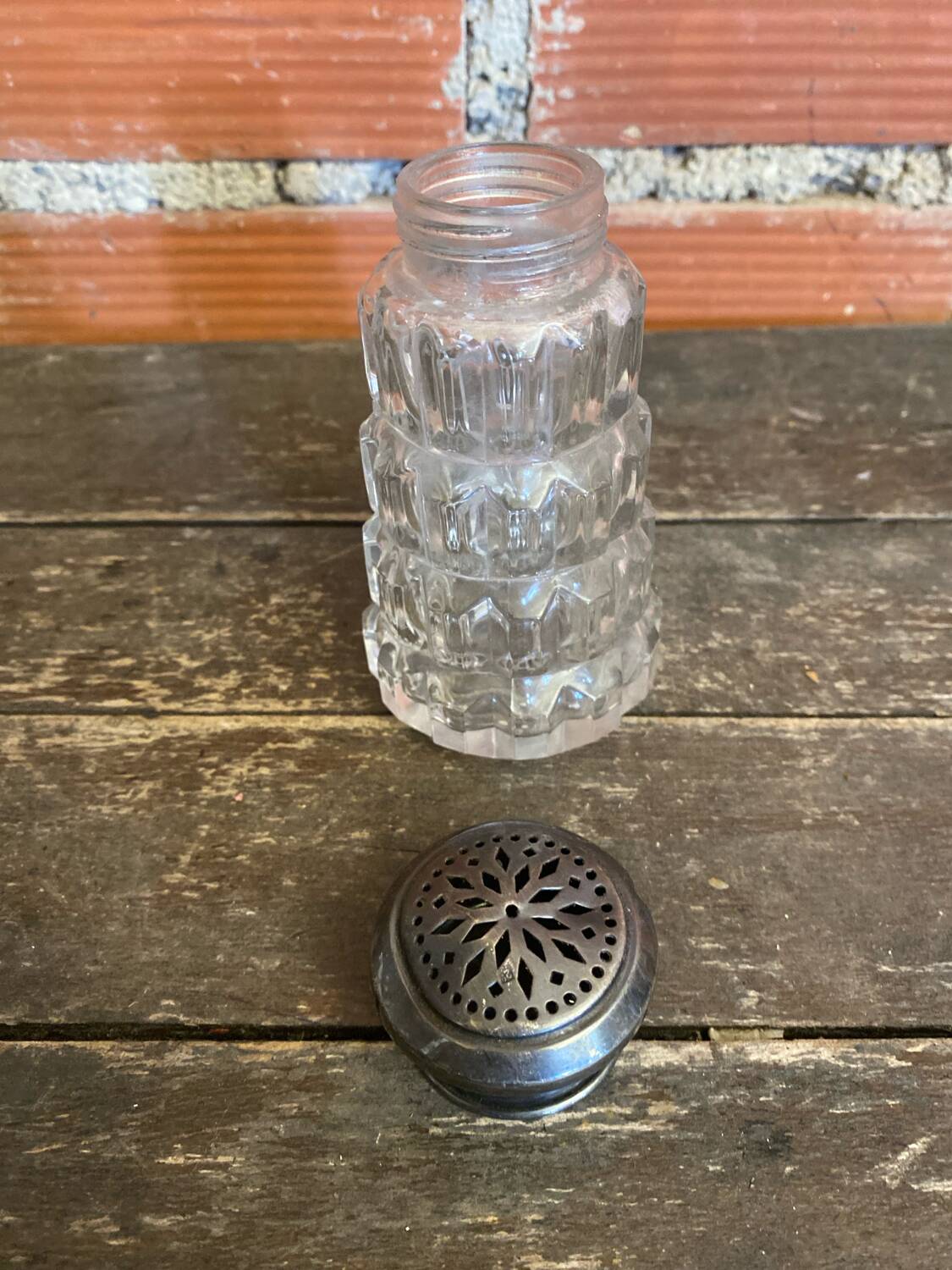 Saupoudreuse Sucrier Ancien Verre Moulé + Bouchon Métal Argenté Vintag