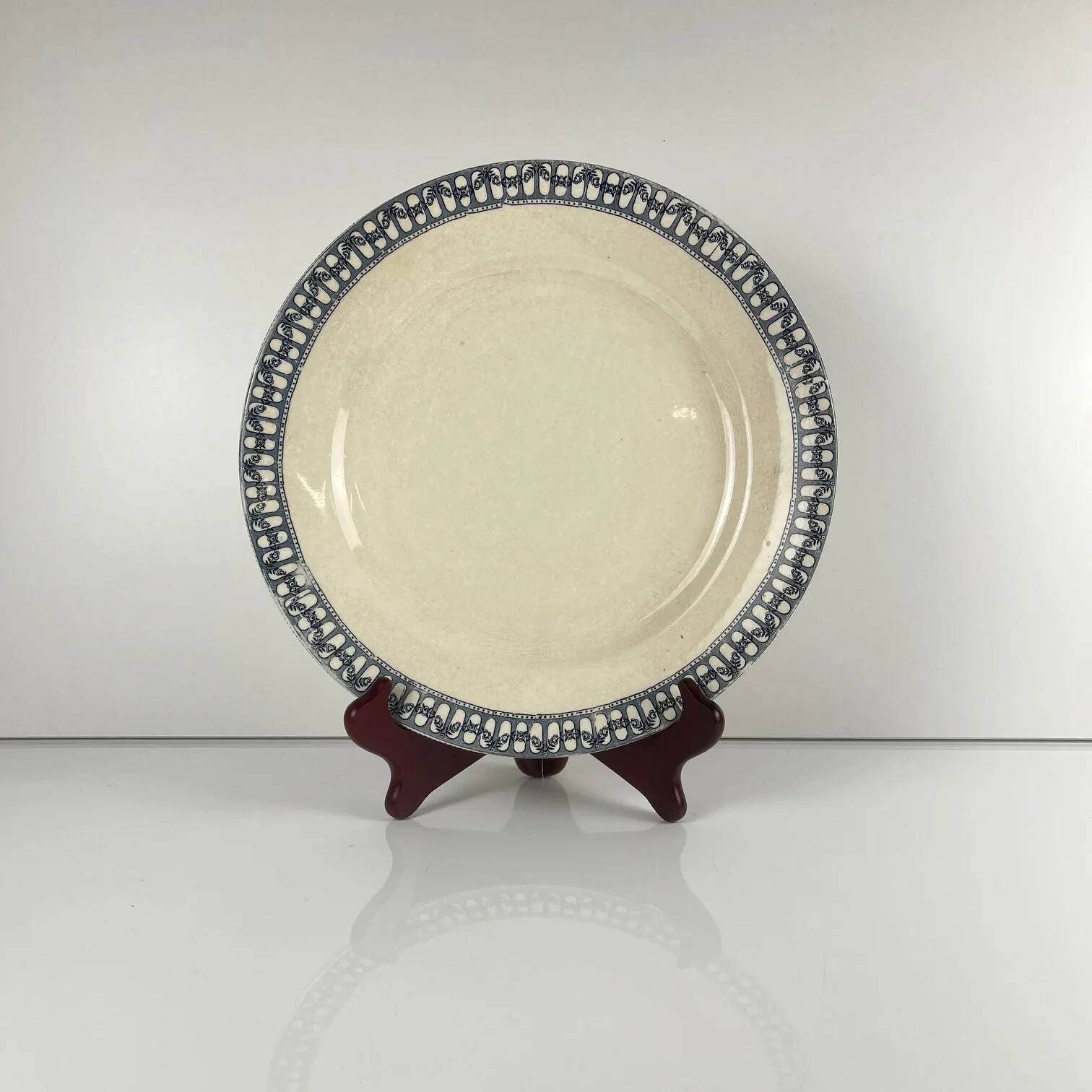 Round plate made of iron earth from Salins, late 19th century - early 20th century.