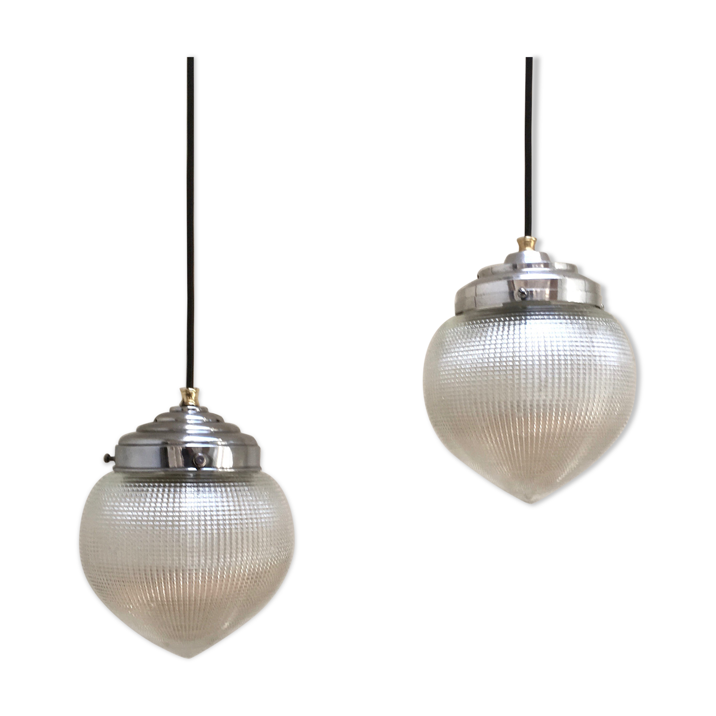 Paire de suspensions Holophane modèle goutte en verre strié circa 1940