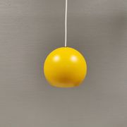 Lampe suspendue sphérique en jaune ensoleillé.