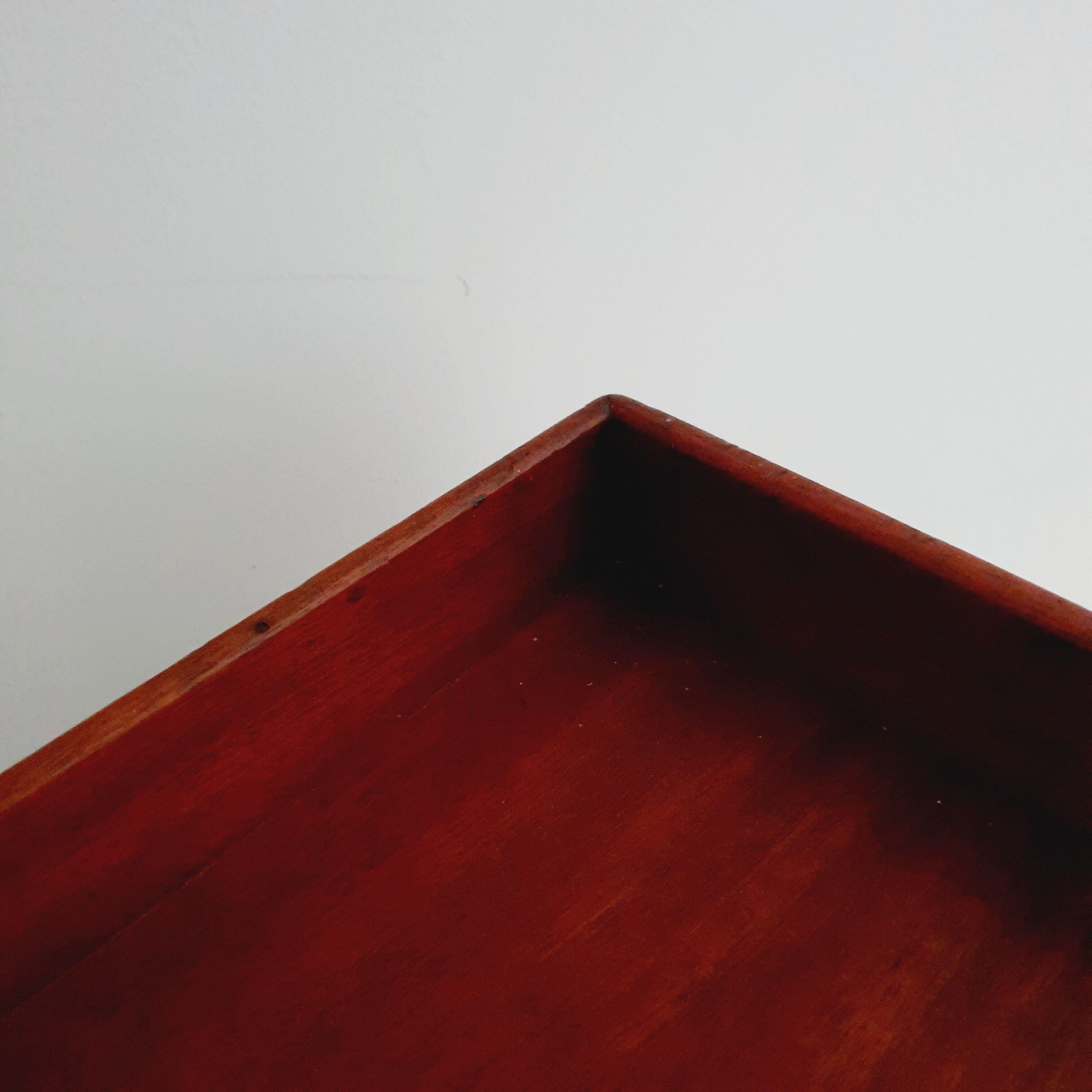 Plateau de service en bois sur pieds