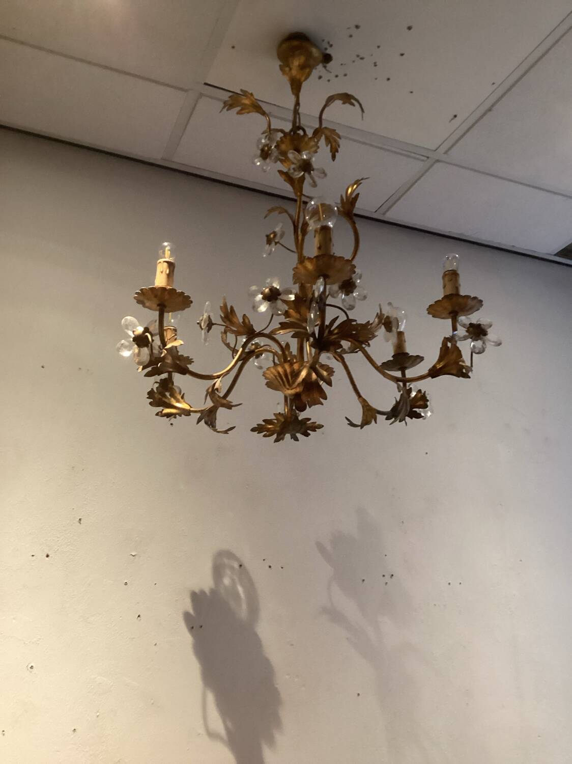 Lustre en métal doré et fleurs en verre, 1970