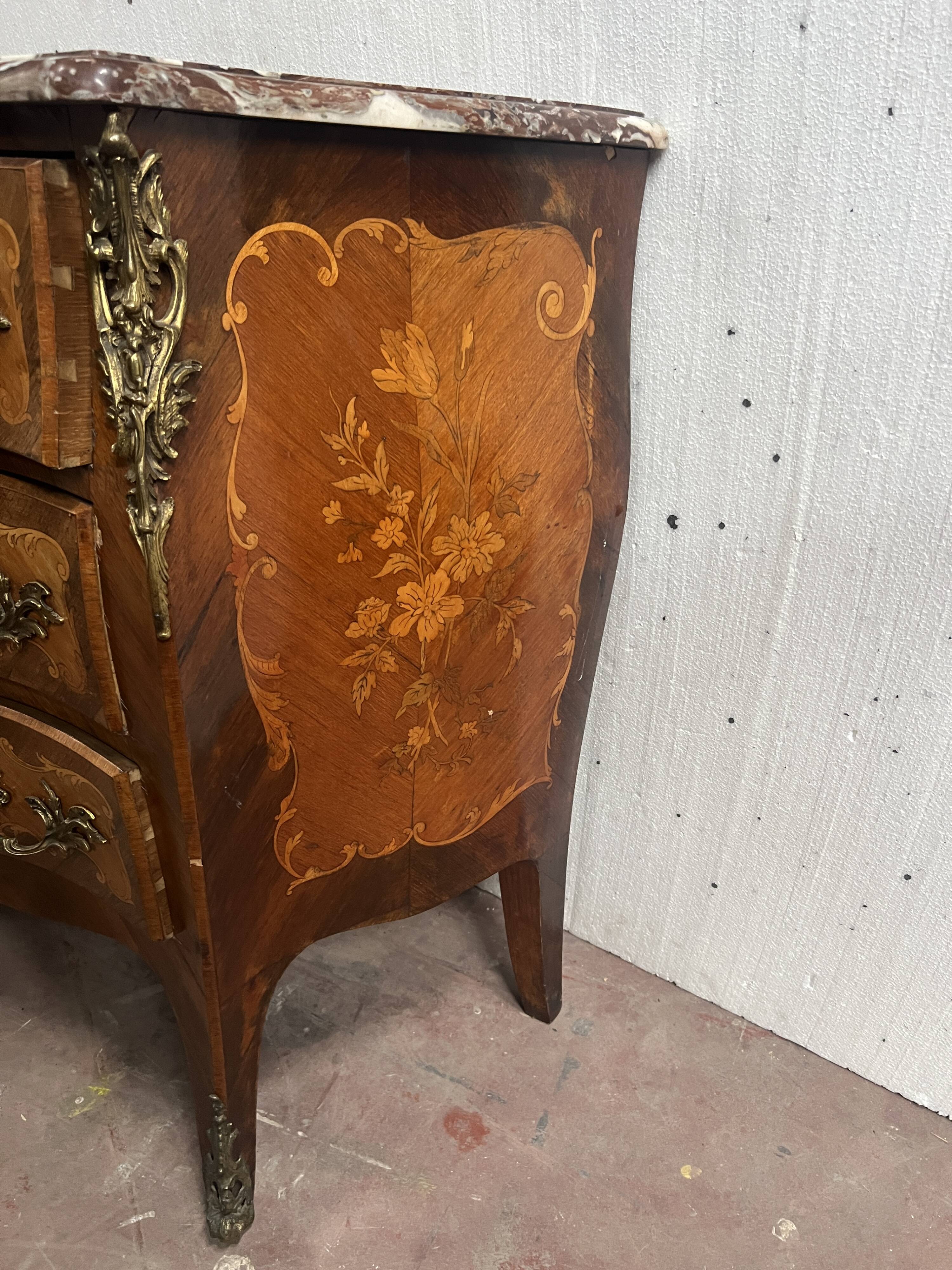 Commode de style Louis XV marquetées toutes faces XX siècle