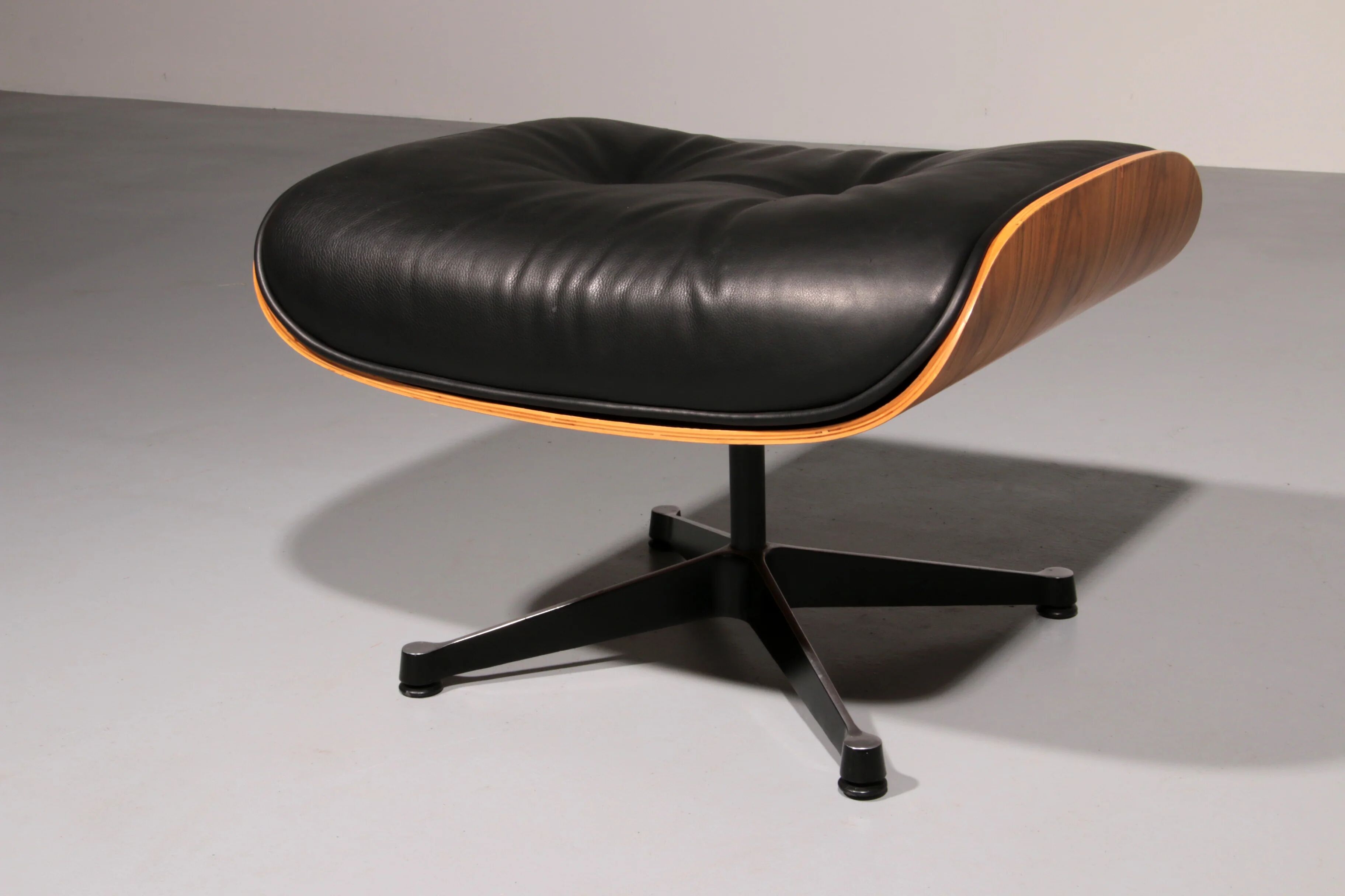 Ensemble de fauteuil et repose-pieds par Charles Eames, années 1960.