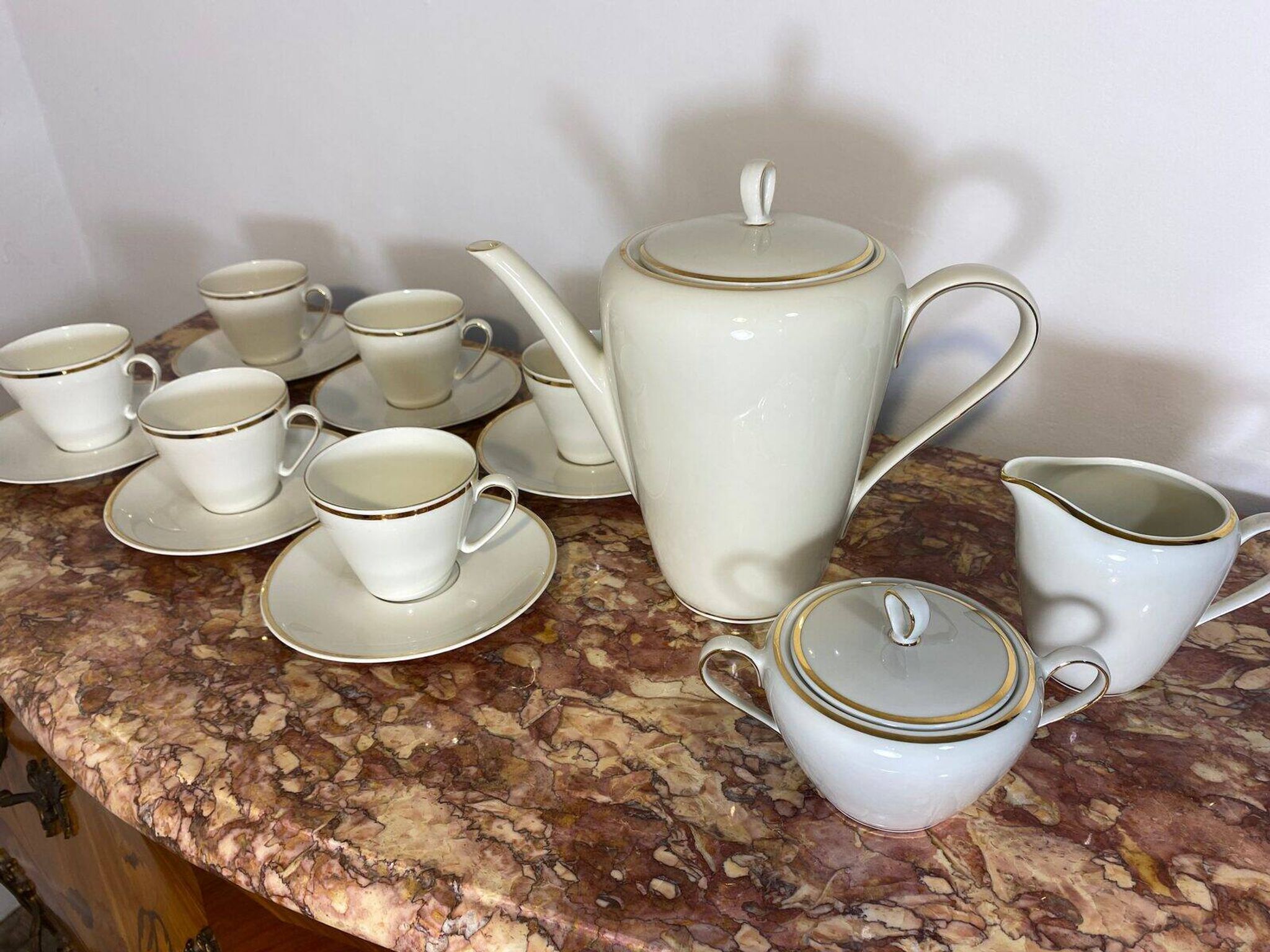 Service à thé en porcelaine bavaroise avec bordure dorée.