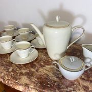 Service à thé en porcelaine bavaroise avec bordure dorée.