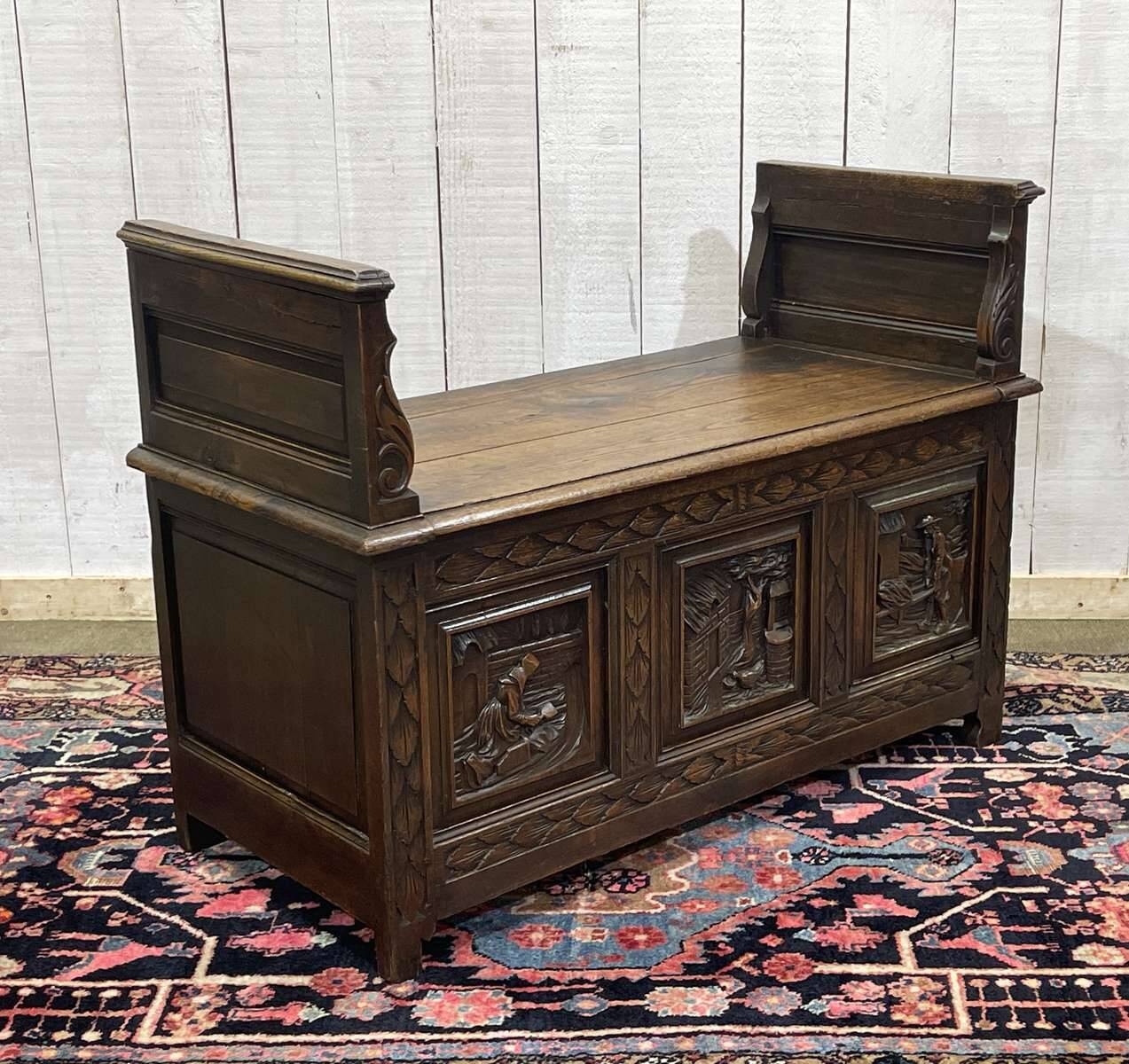 Breton bank chest from the early 20th century in oak and chestnut.