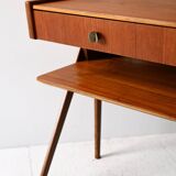 Paire de tables de chevet scandinaves des années 1950 avec étagère