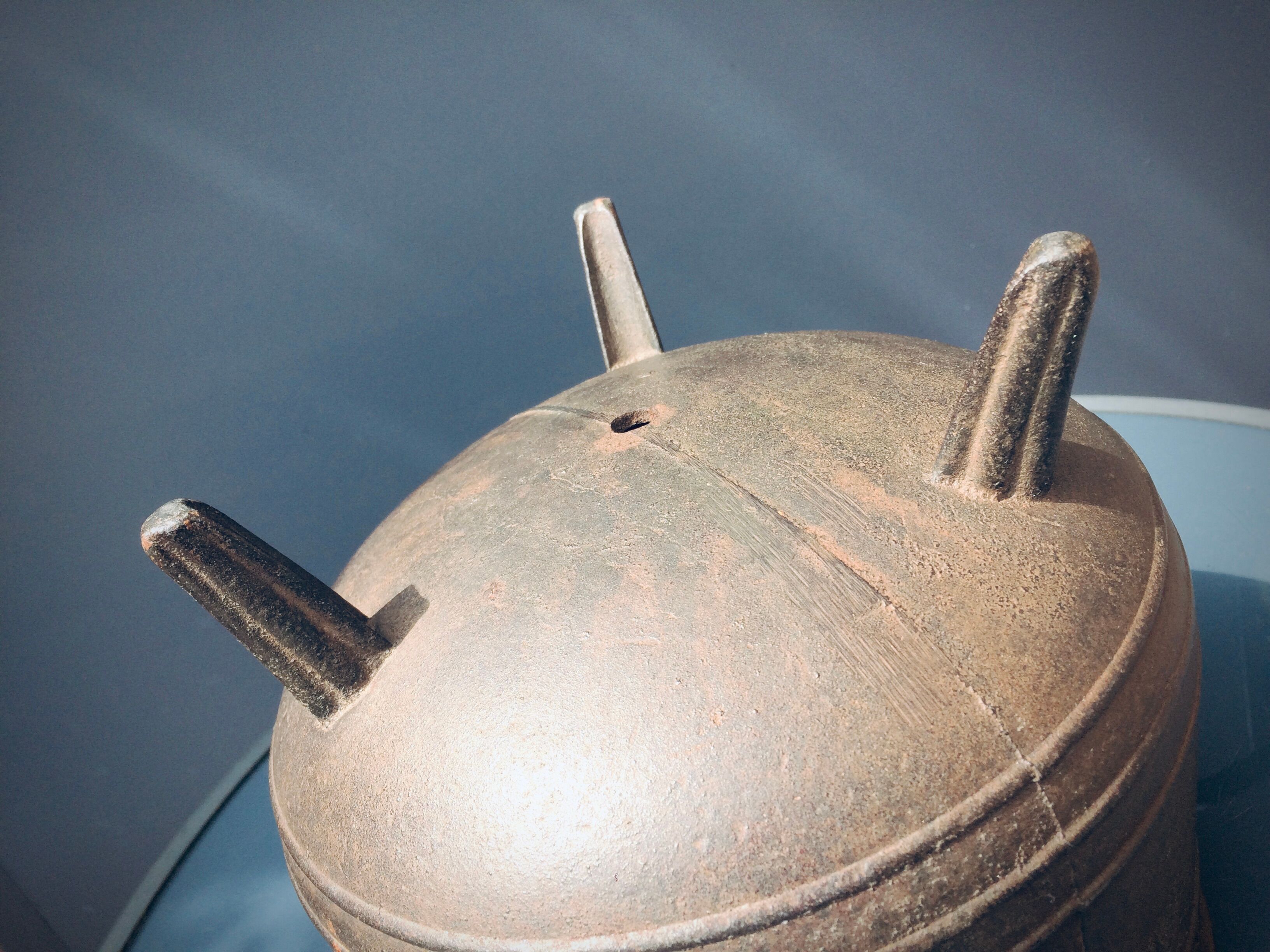 Cast-foot and cast-iron cauldron