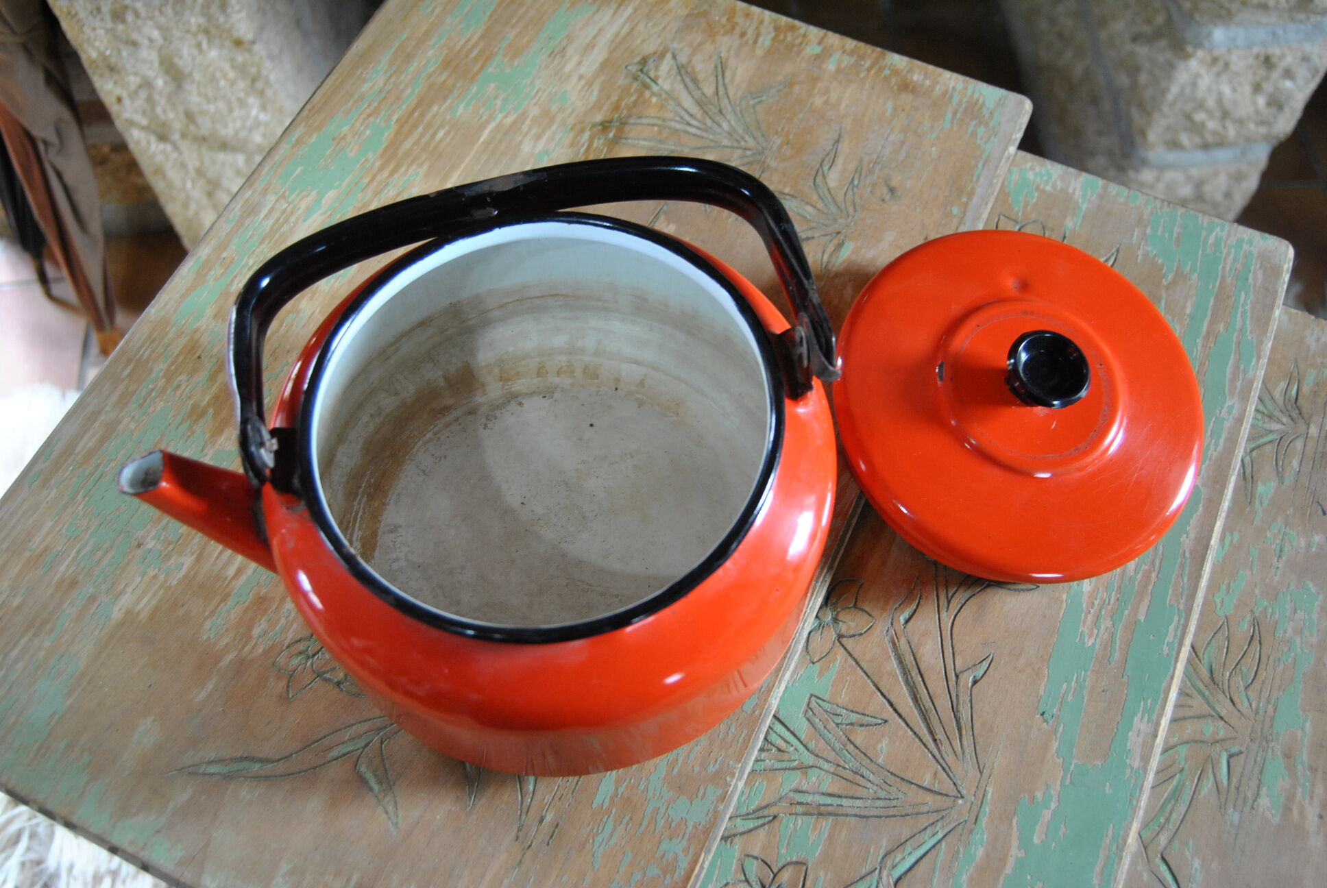 Orange enamelled kettle 60s/70s
