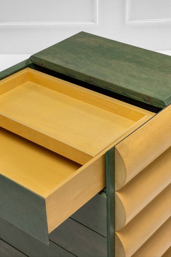 Cassettiera architettonica postmoderna in natural wood and wood tinto all'anilina, anni '80