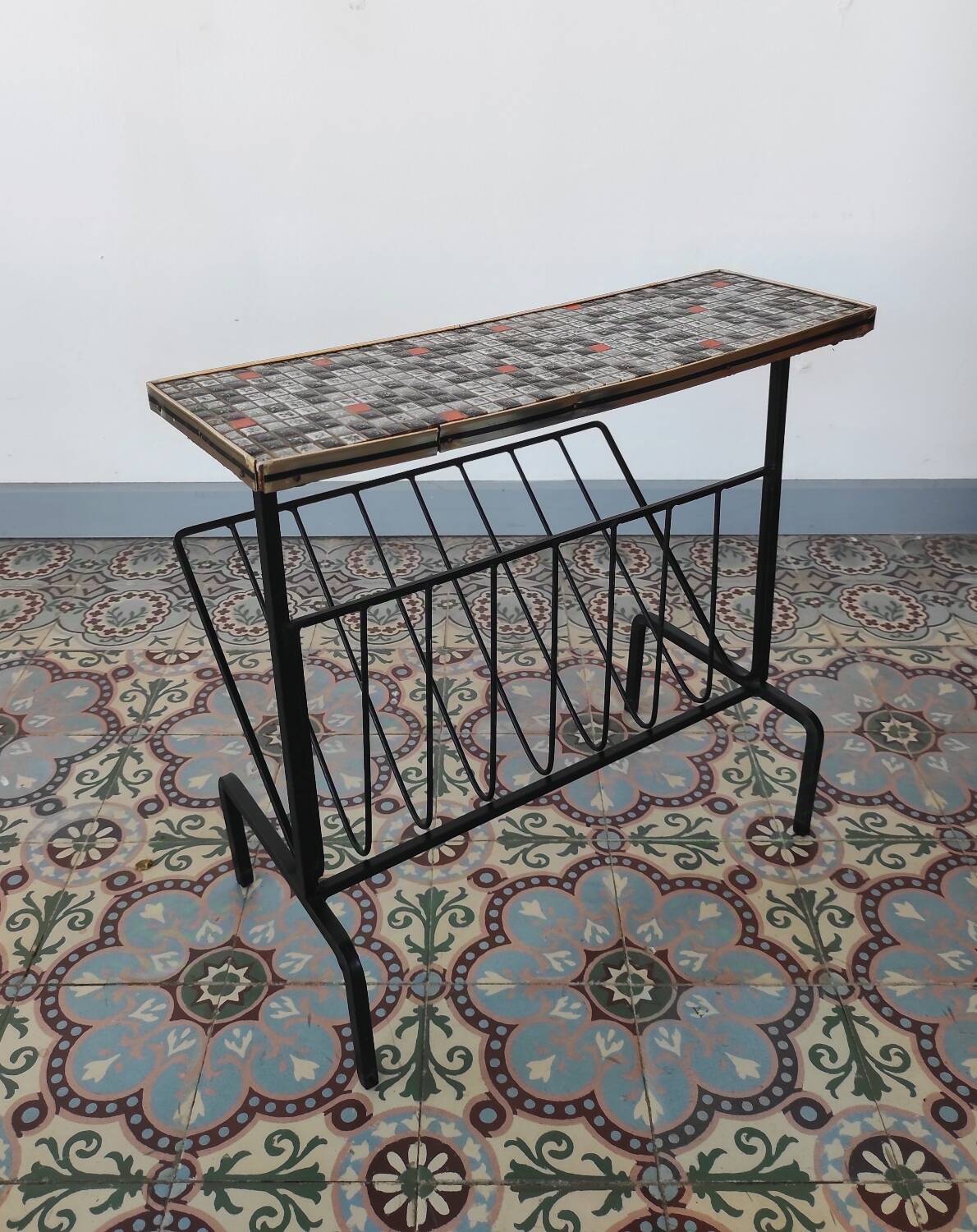 Ceramic and metal magazine rack