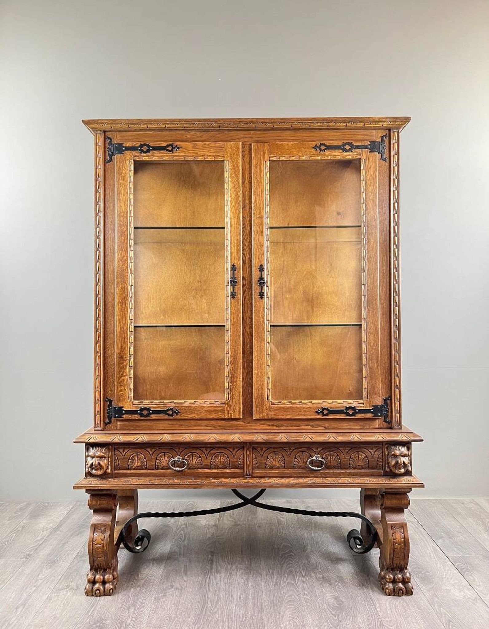 Carved oak display case, Neo-Renaissance style, 20th century