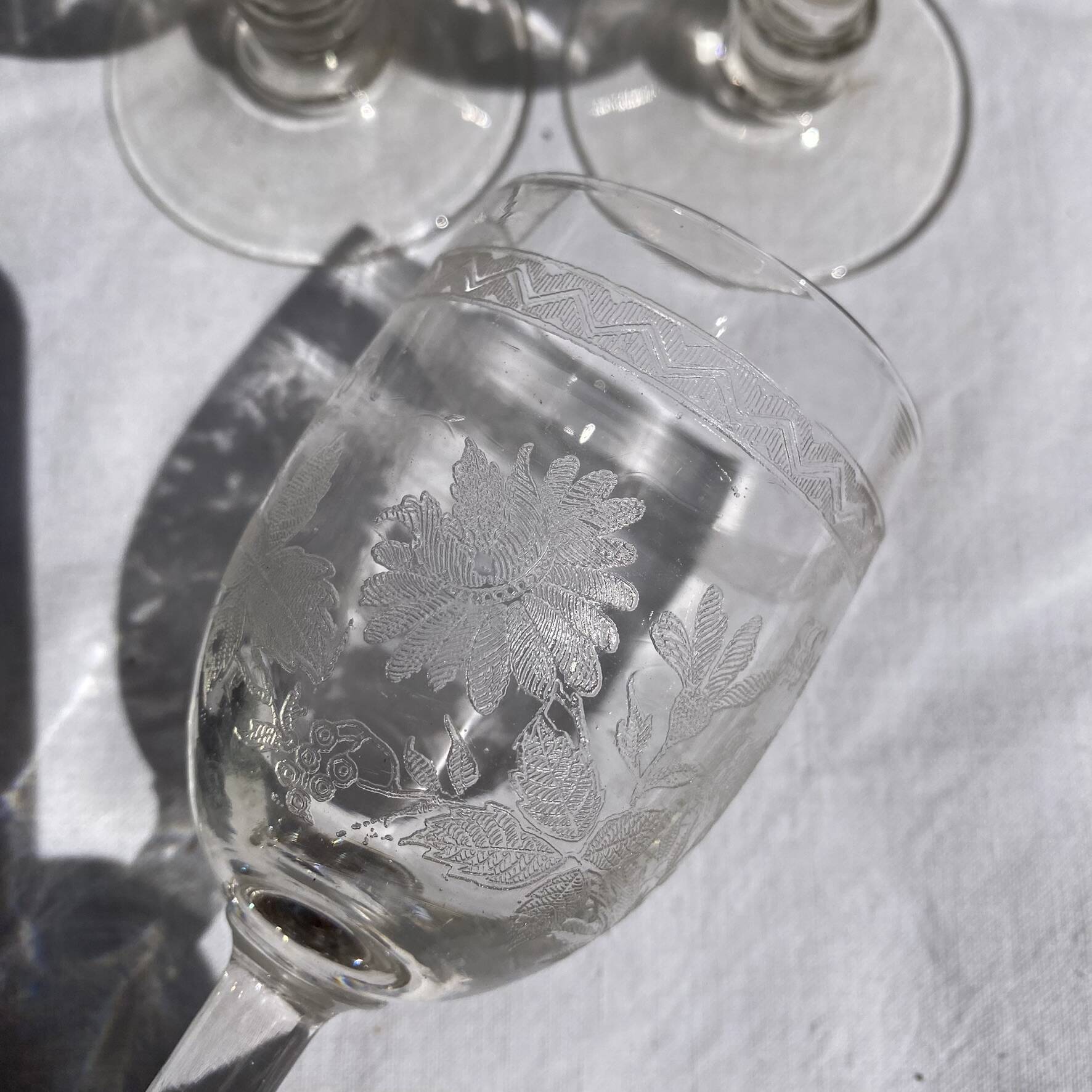 Verres  à pieds 12 cm gravure feuillage
