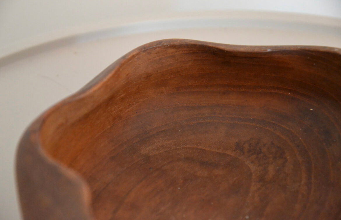 Wooden pocket tray with wavy edges