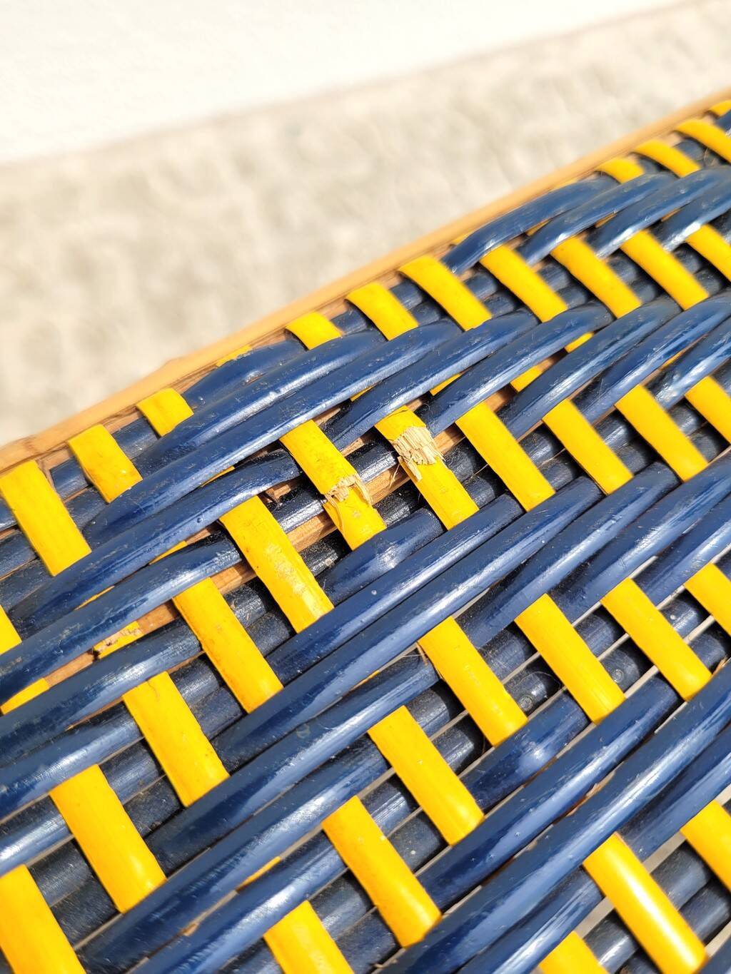 Petite tablette d’appoint en rotin jaune et bleu marine